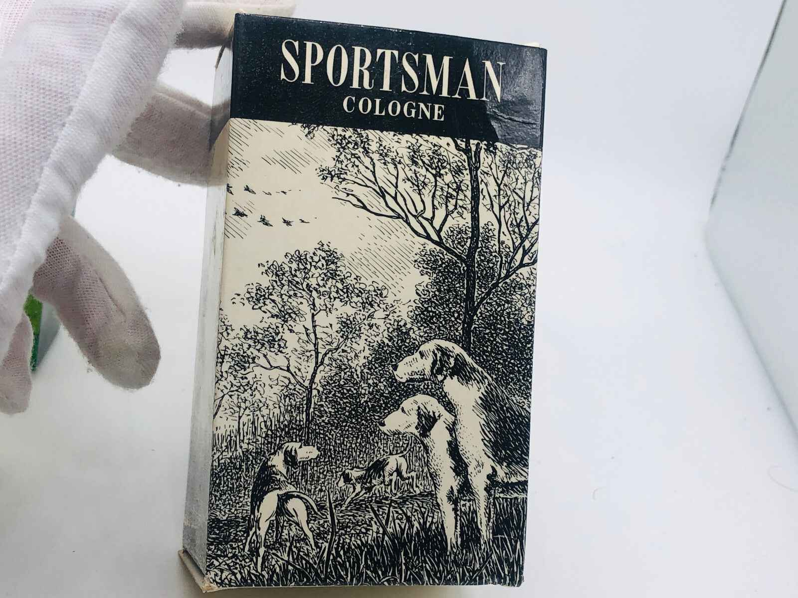 Confezione di Sportsman Cologne Vintage con illustrazione di cani in un paesaggio naturale