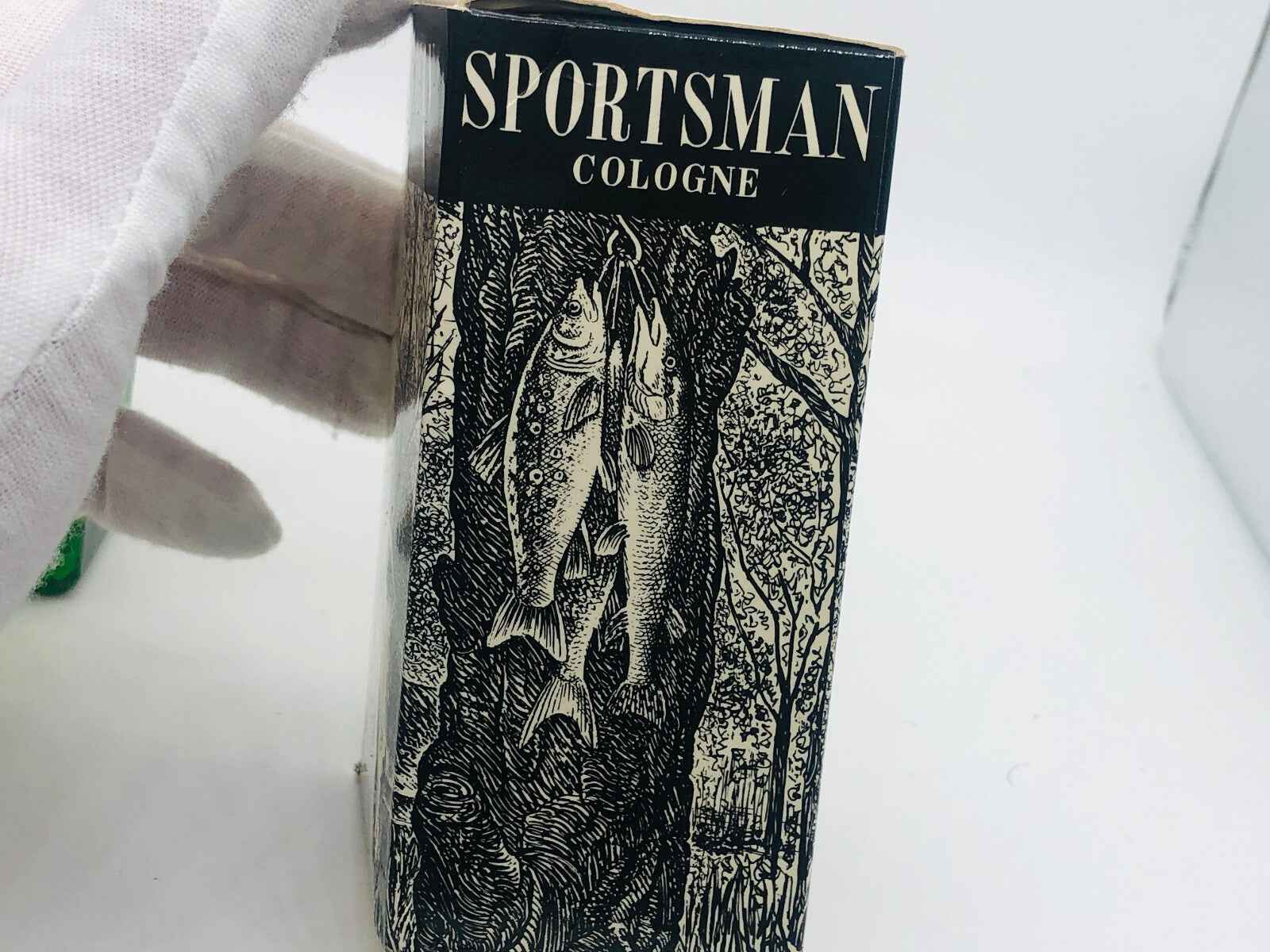 Confezione di Sportsman Cologne Vintage con illustrazione di pesci in un ambiente naturale