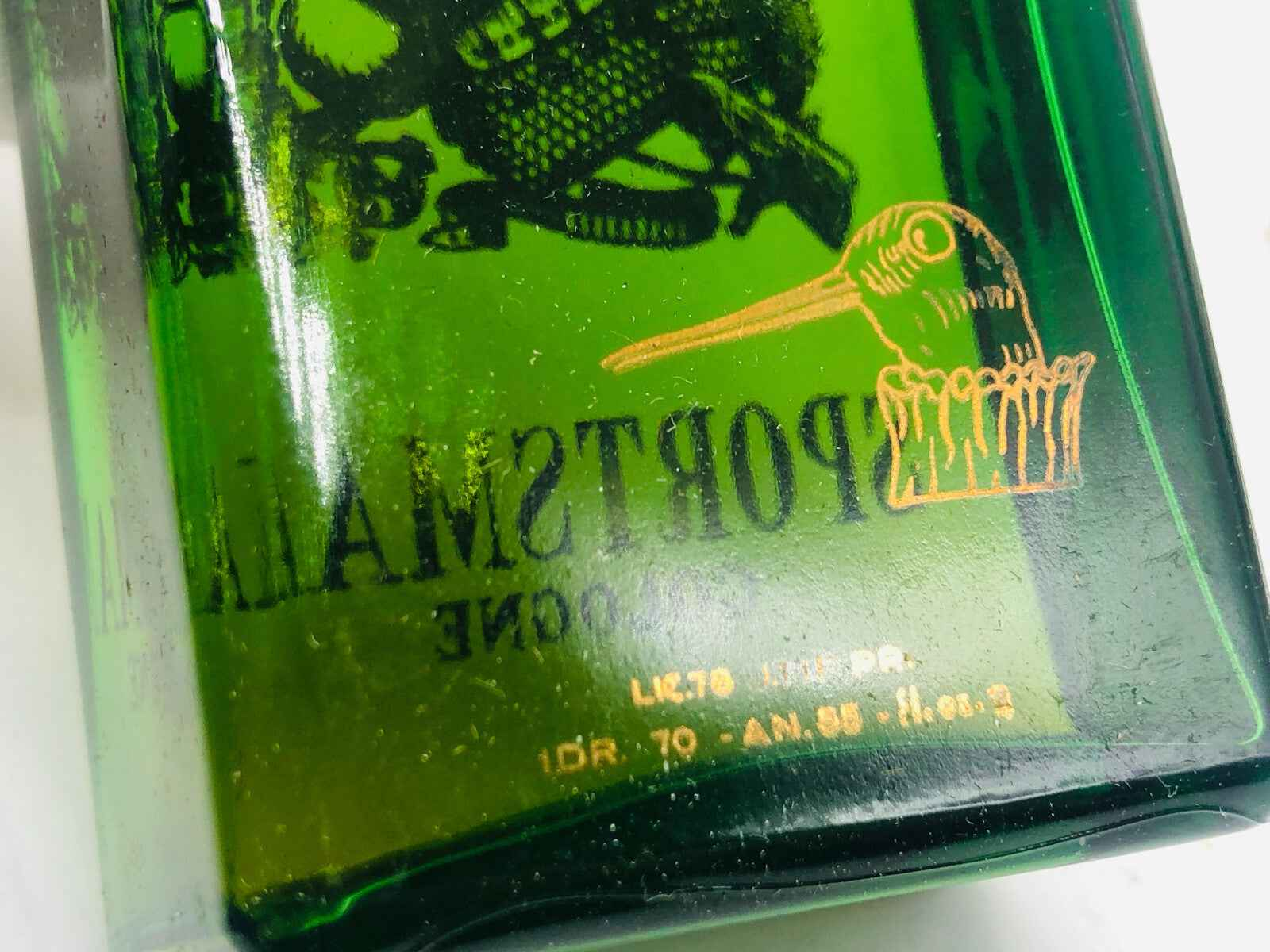 Colonia Vintage Sportsman con bottiglia verde e design classico per un'atmosfera nostalgica