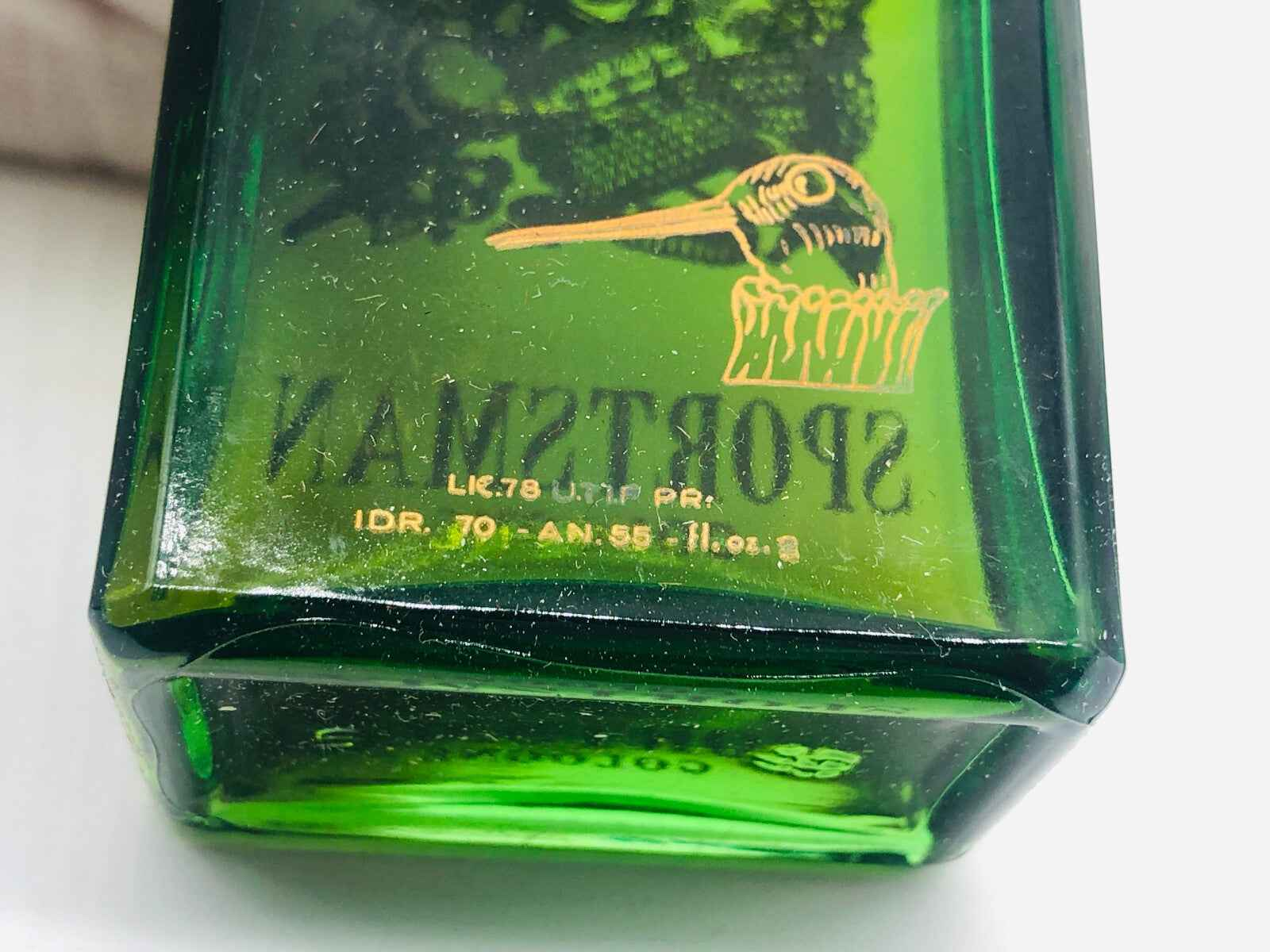 Flacone di Sportsman Cologne Vintage in vetro verde con etichetta dorata e design retrò