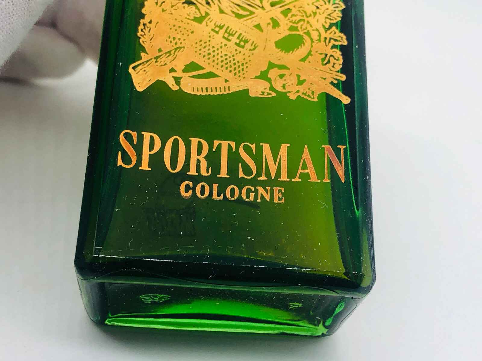 Flacone di Sportsman Cologne Vintage in vetro verde con logo dorato sul davanti