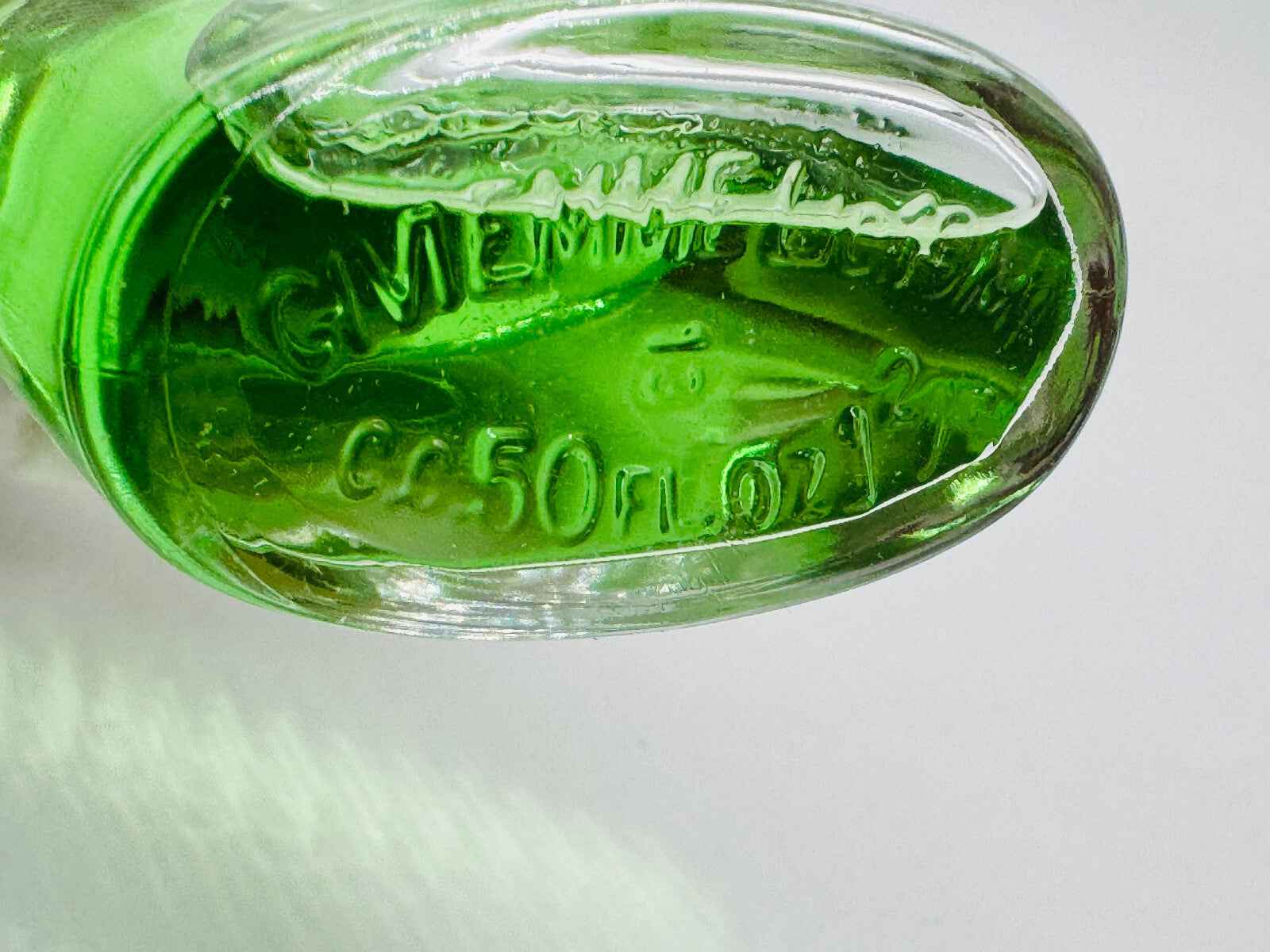 Bottiglia verde di Tabacco D'Harar Giviemme con dettaglio del fondo inciso