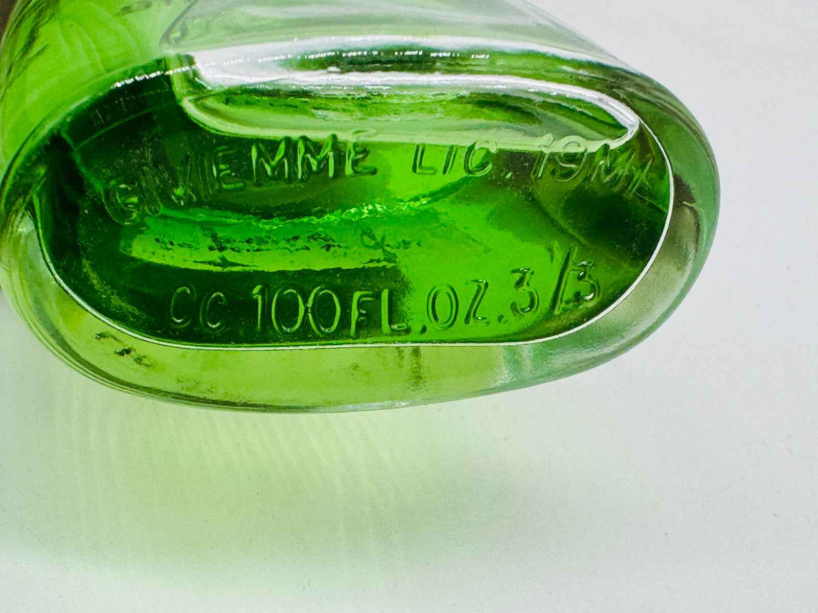 Bottiglia di vetro verde GIVIEMME con etichetta di Tabacco D'Harar Vintage da 100FL OZ