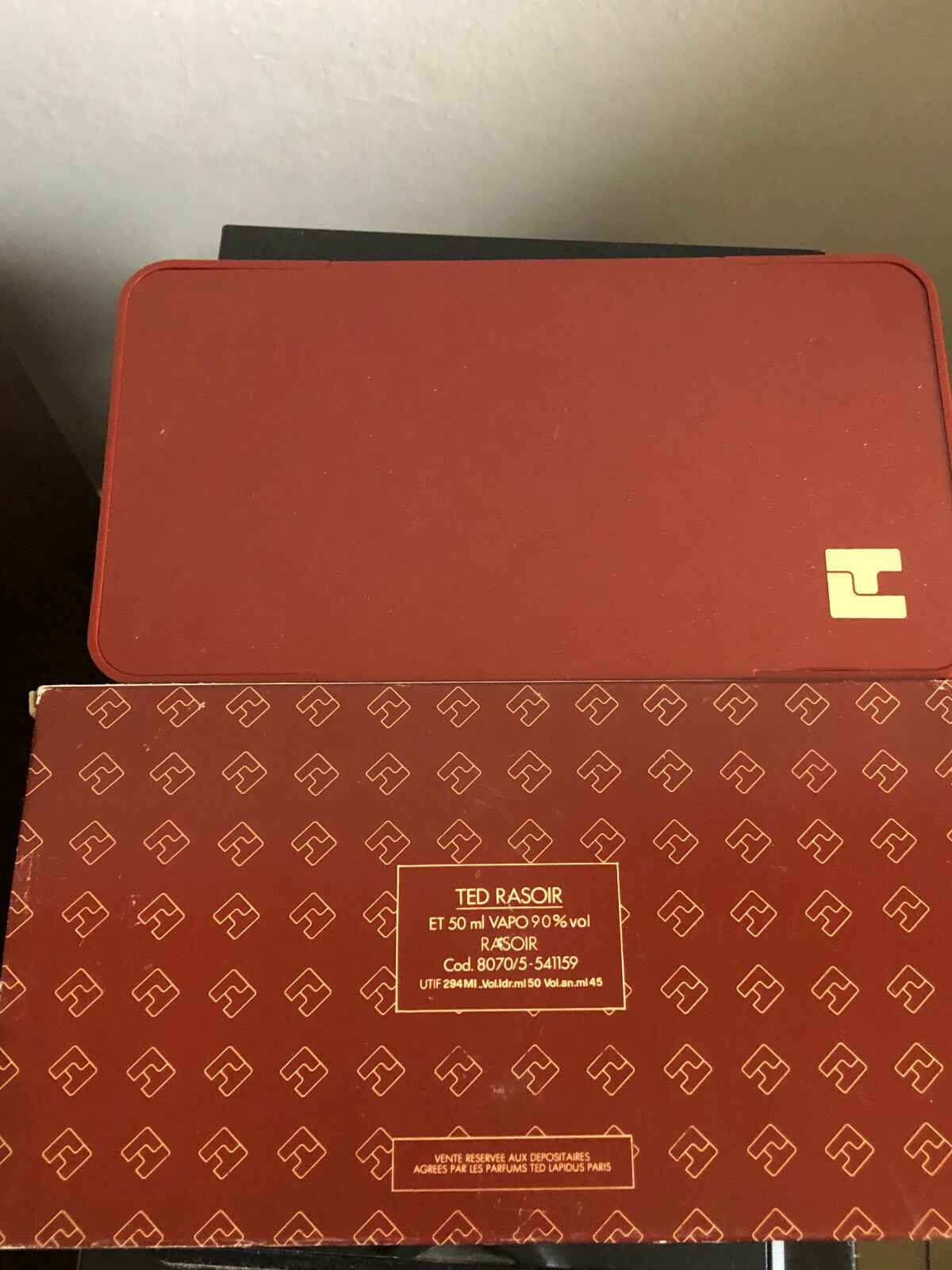 Confezione elegante di Ted Lapidus Pour Homme con scatola rossa e motivo geometrico marrone