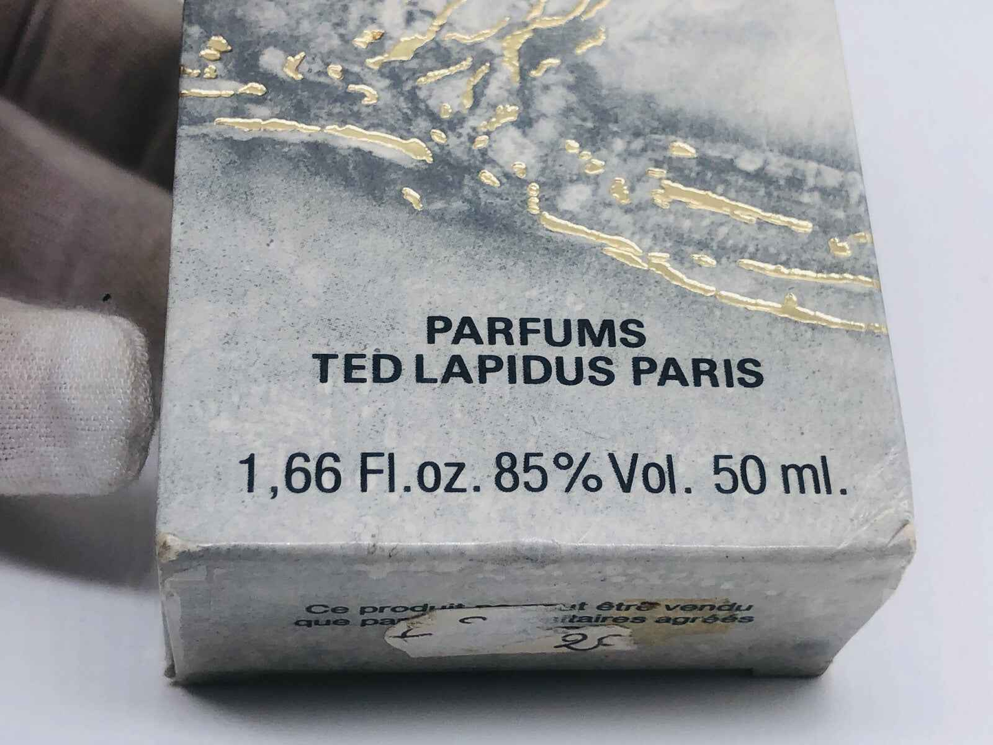 Scatola di profumo Ted Lapidus Pour Homme da 50 ml con design elegante e dettagli dorati