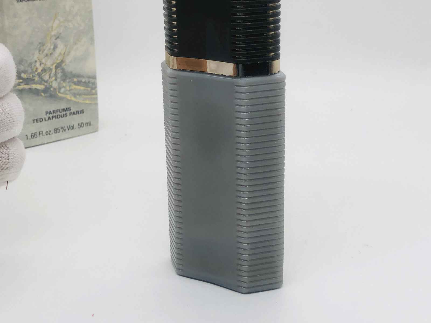 Flacone di profumo Ted Lapidus Pour Homme con design elegante e moderno in grigio e nero