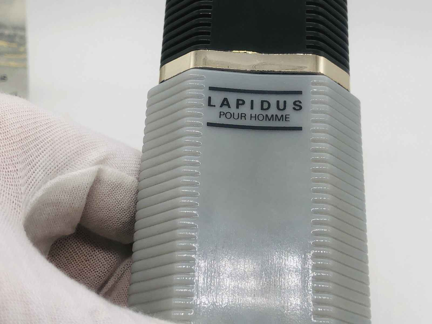 Flacone di profumo Ted Lapidus Pour Homme con design elegante e moderno