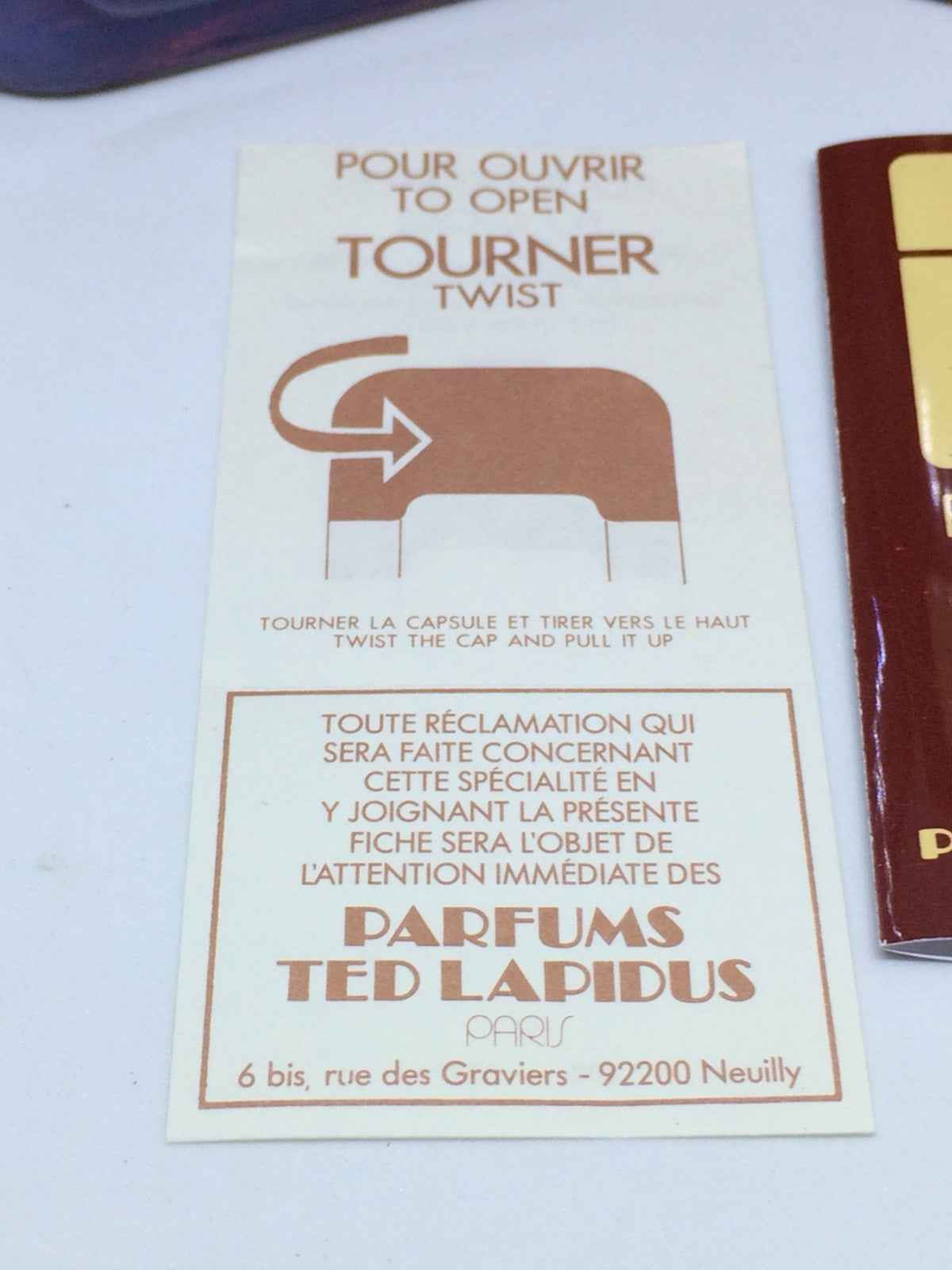 Istruzioni di apertura per il campione del profumo Ted Lapidus Pour Homme, con grafica chiara e indicazioni utili