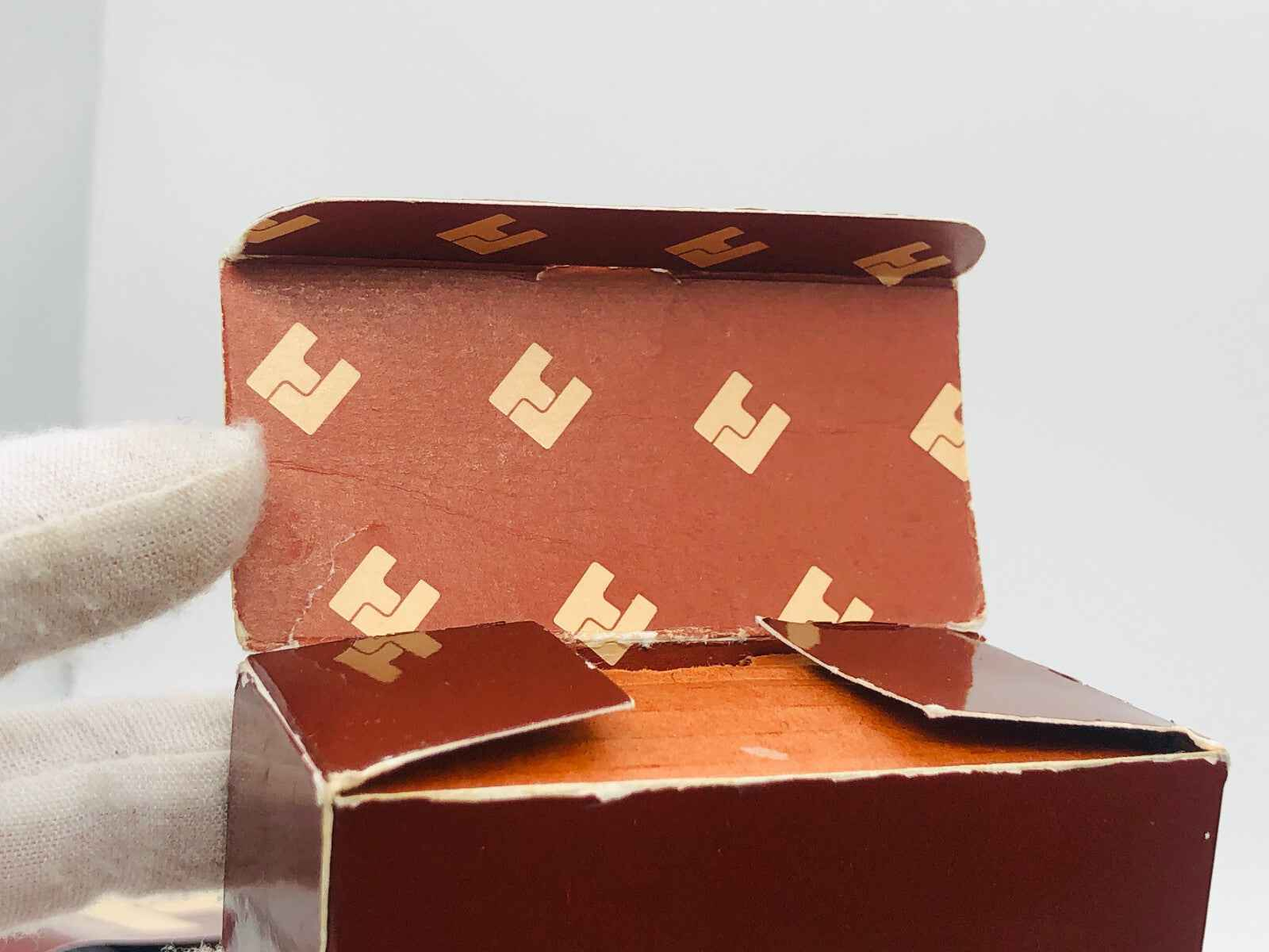 Scatola di profumo Ted Lapidus Pour Homme Vintage con design elegante e finiture di alta qualità