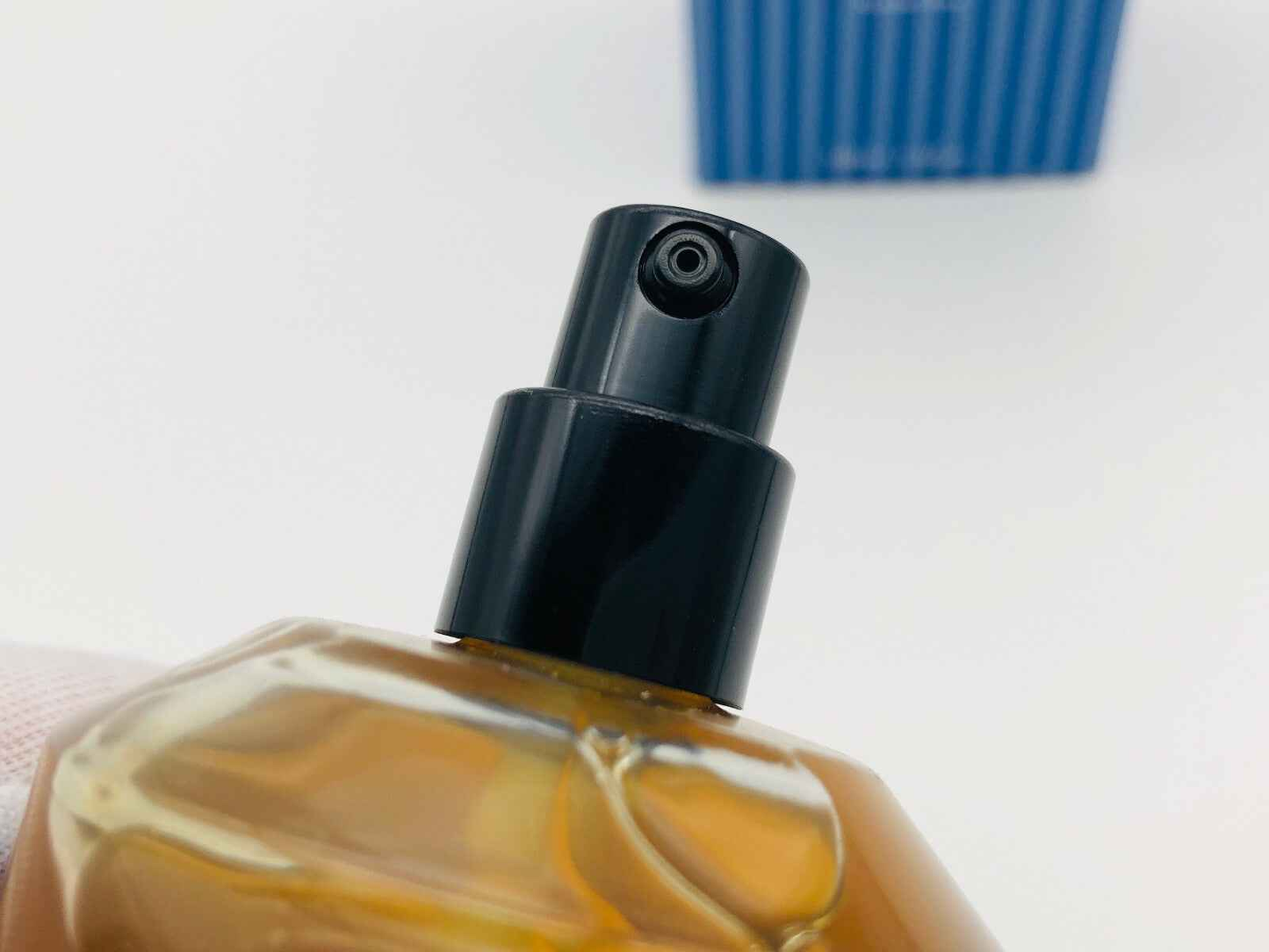 Flacone spray di profumo The Art Of Shaving con erogatore nero per una facile applicazione
