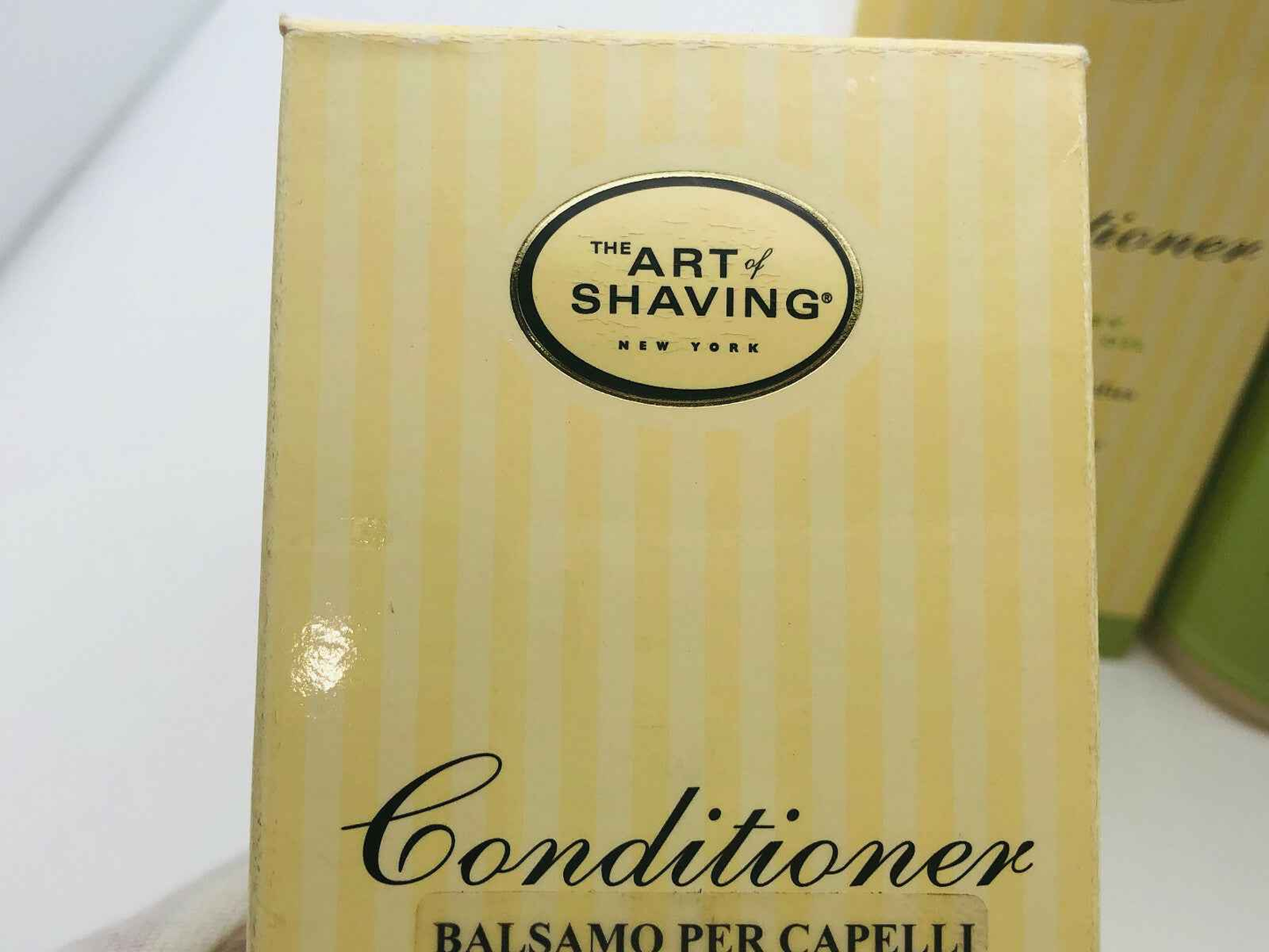 Balsamo Capelli The Art Of Shaving in confezione con design elegante e strisce gialle