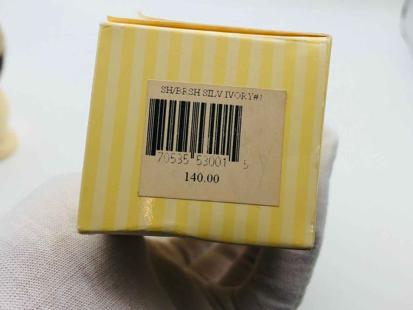 Scatola del Pennello Tasso Silvertip della Art Of Shaving con design giallo a righe