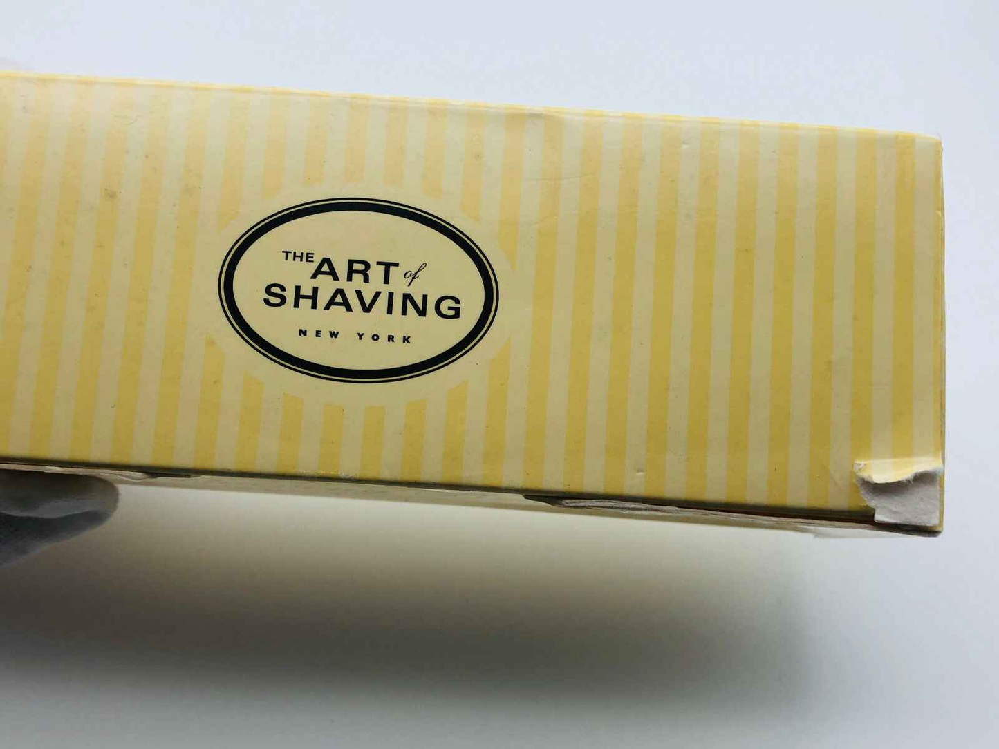 Scatola del Pennello Tasso Silvertip di The Art Of Shaving con design a righe gialle