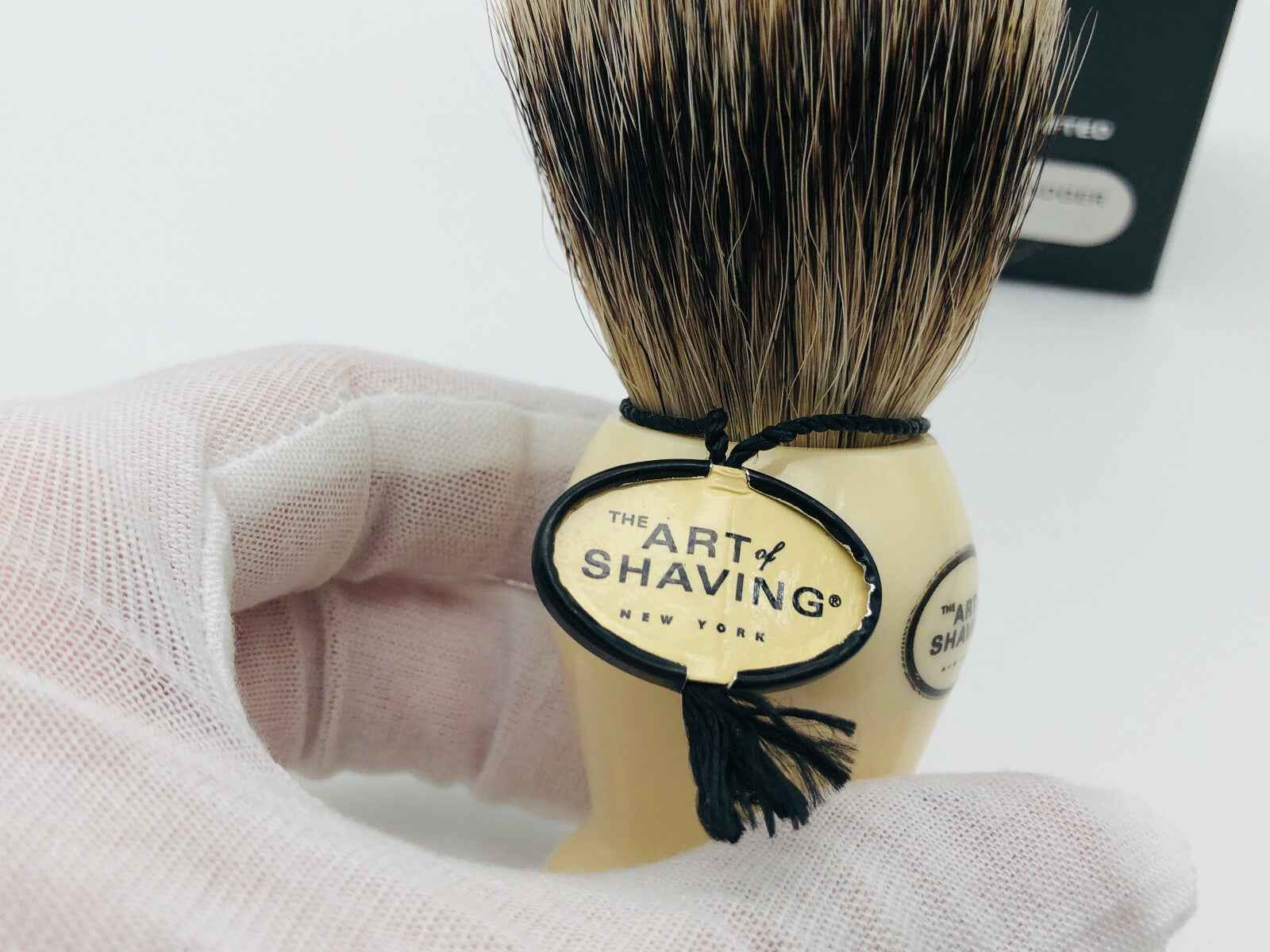Pennello Tasso Silvertip de The Art Of Shaving con manico in legno per una rasatura perfetta