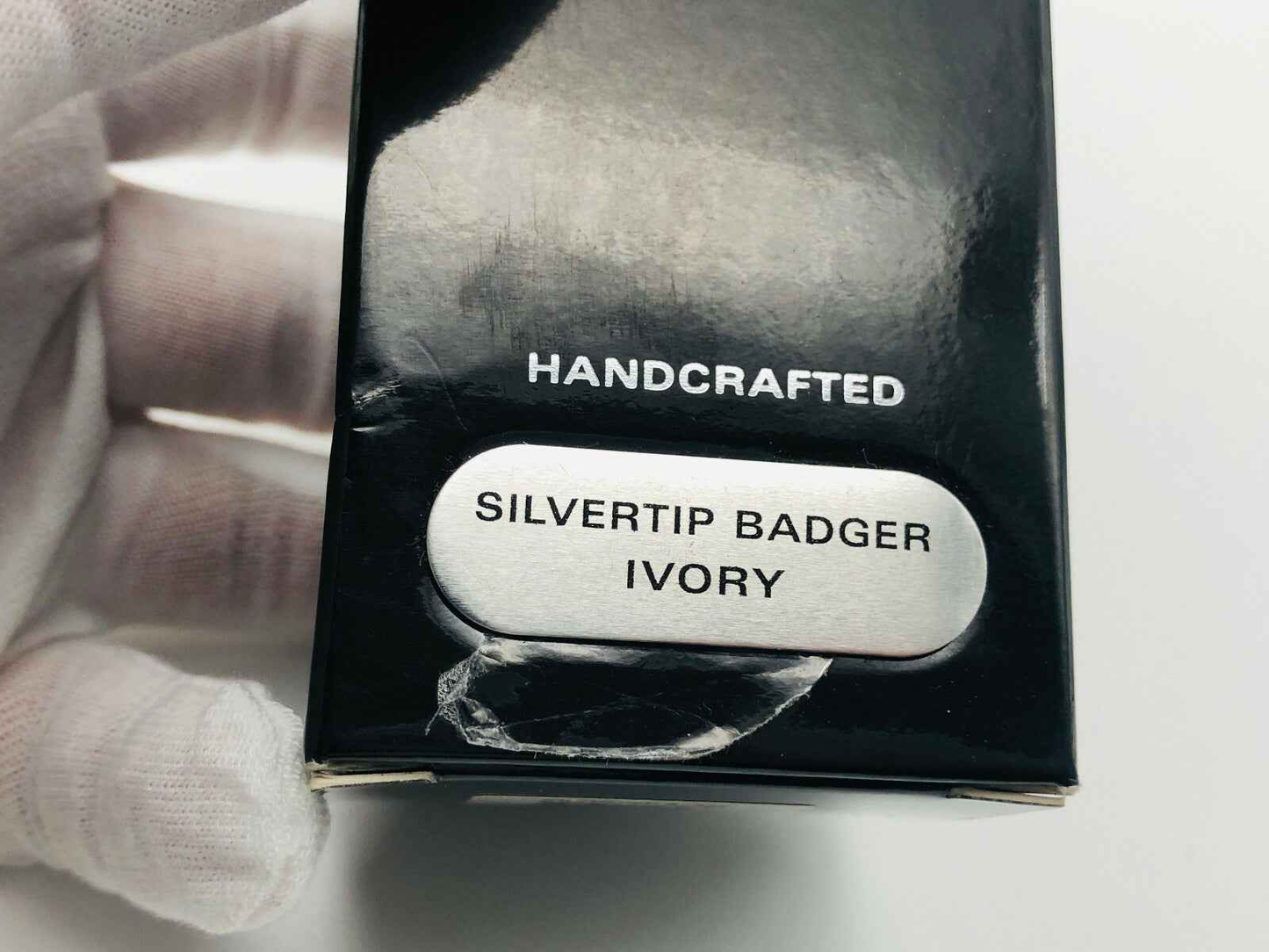 Pennello Tasso Silvertip in avorio, realizzato a mano per una rasatura liscia e confortevole.