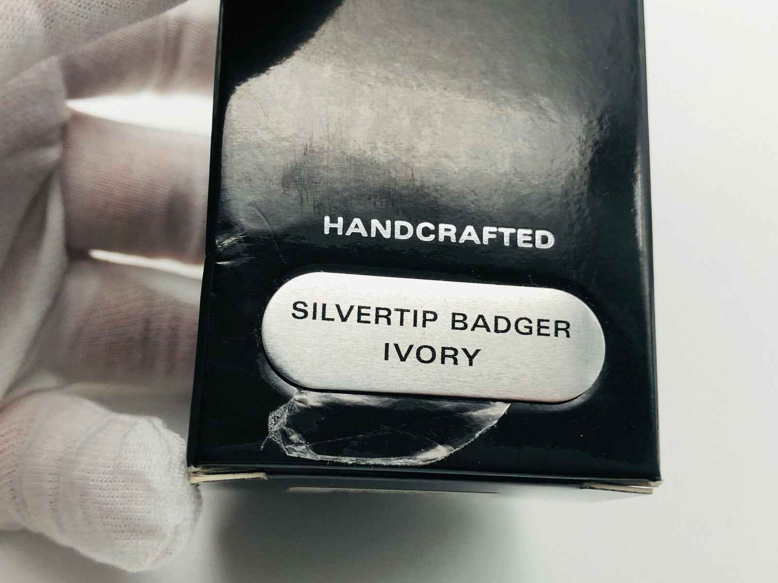 Pennello Tasso Silvertip in avorio, realizzato a mano per una rasatura liscia e confortevole.