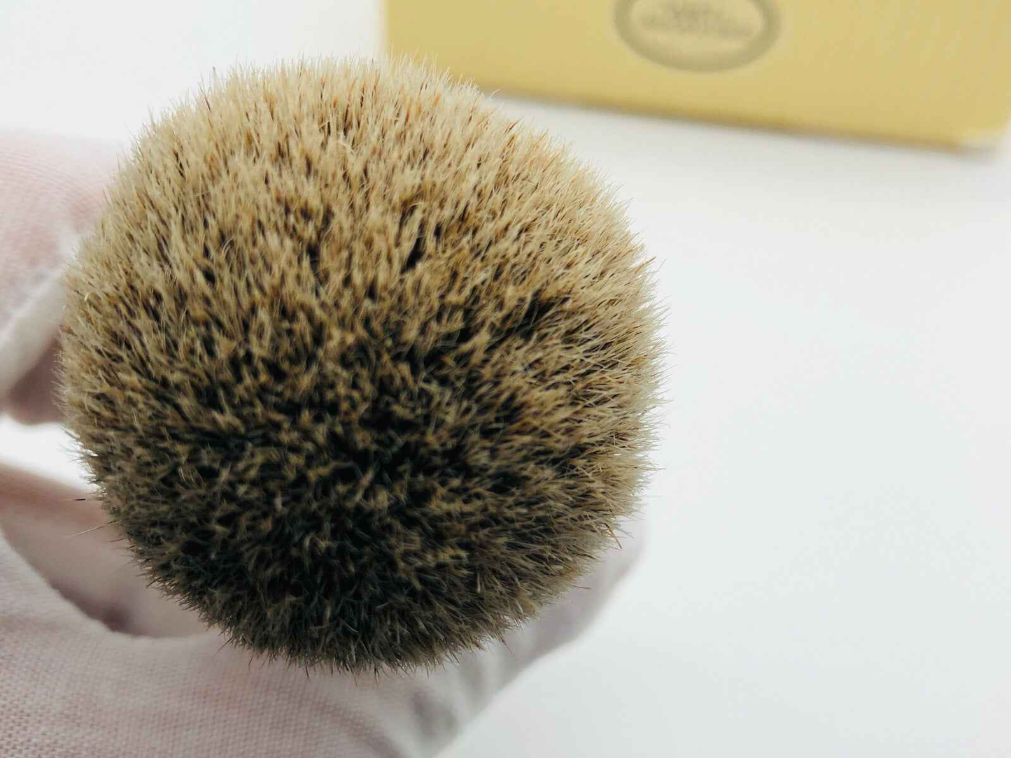 Pennello Tasso Silvertip in primo piano, ideale per una rasatura perfetta e morbida.