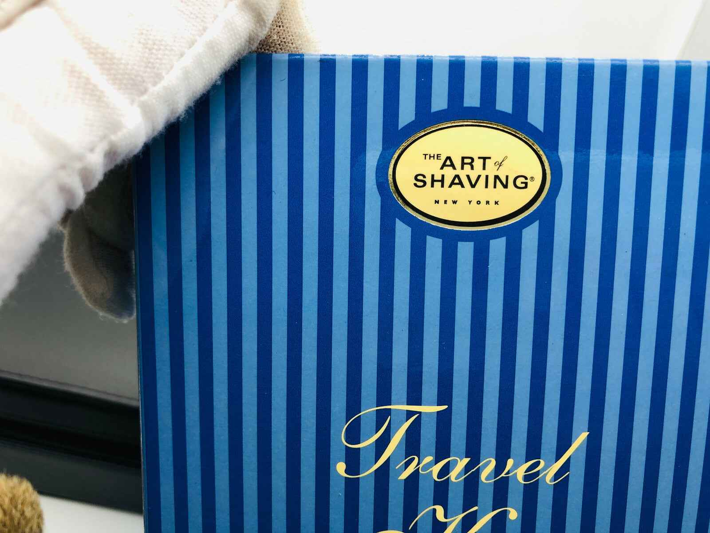Scatola del Travel Kit The Art Of Shaving con strisce blu e logo distintivo