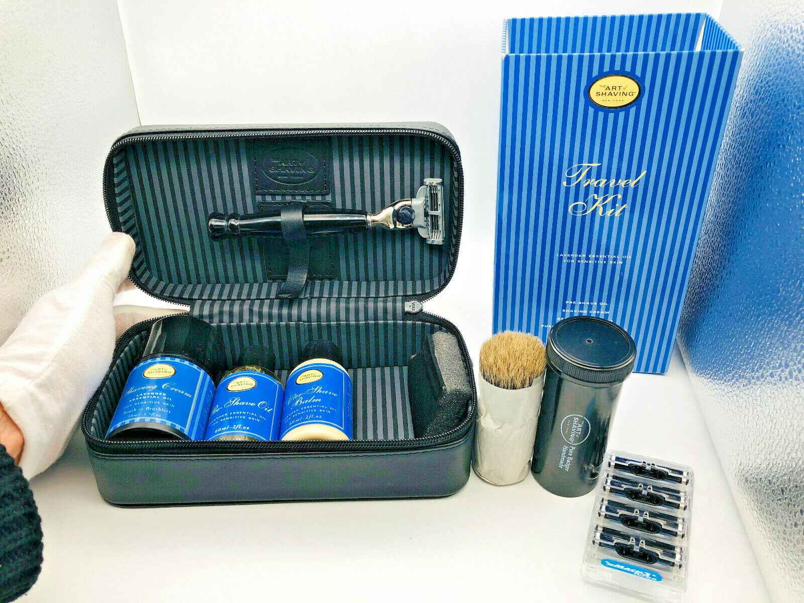 Kit da viaggio The Art Of Shaving in una custodia elegante con rasoio e prodotti per la rasatura