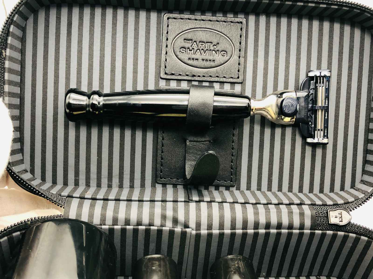 Travel Kit The Art Of Shaving con rasoio elegante e accessori in un astuccio a righe
