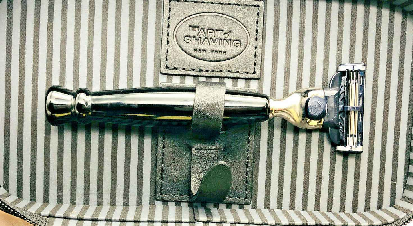 Kit da viaggio The Art Of Shaving con rasoio elegante in un astuccio a righe