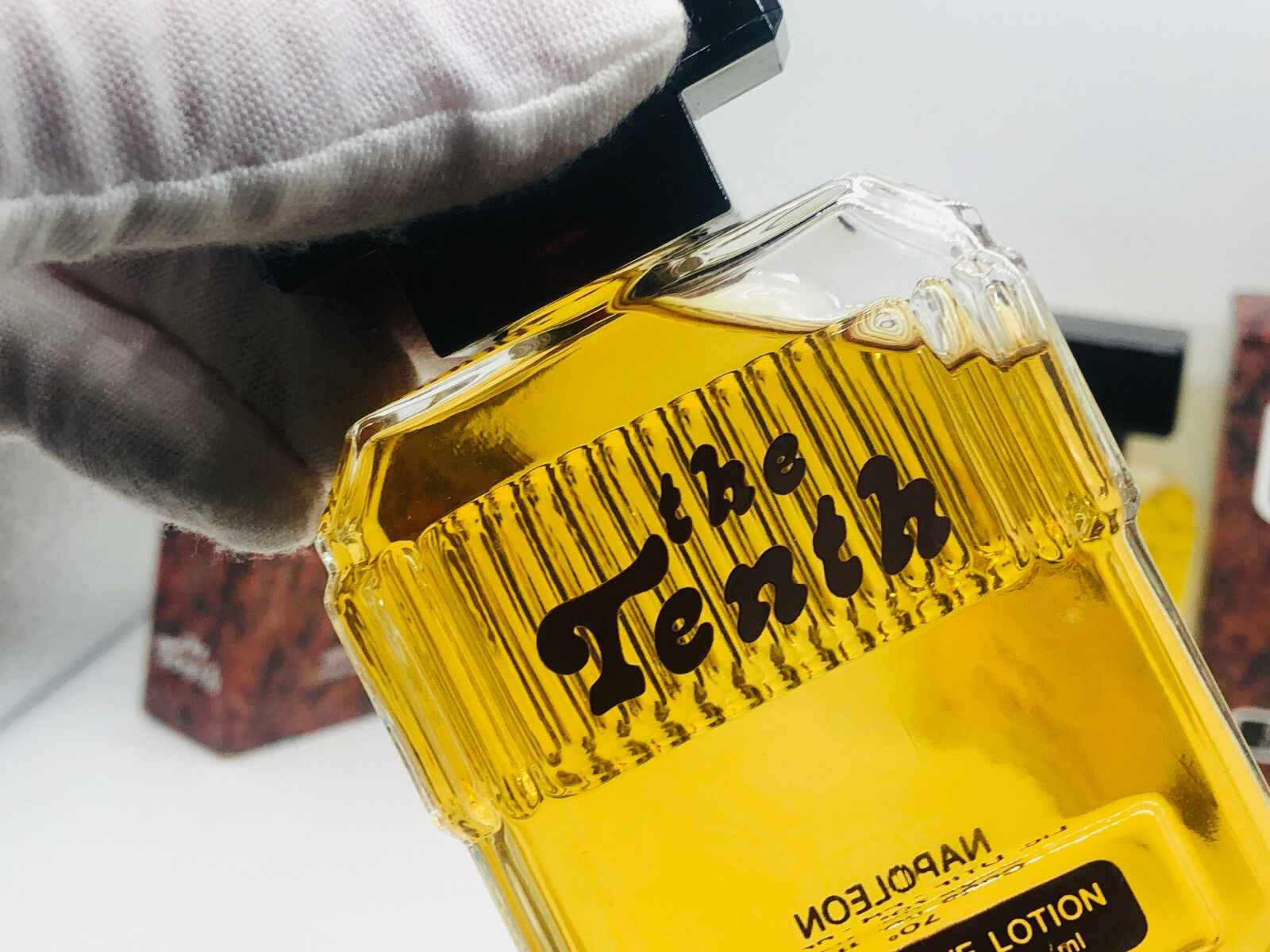 Flacone di profumo The Tenth Napoleon Vintage con etichetta distintiva e spray di lusso