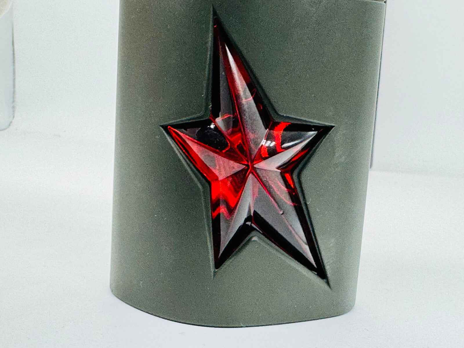 Flacone di profumo Mugler B Men Vintage con design a stella rossa e nera