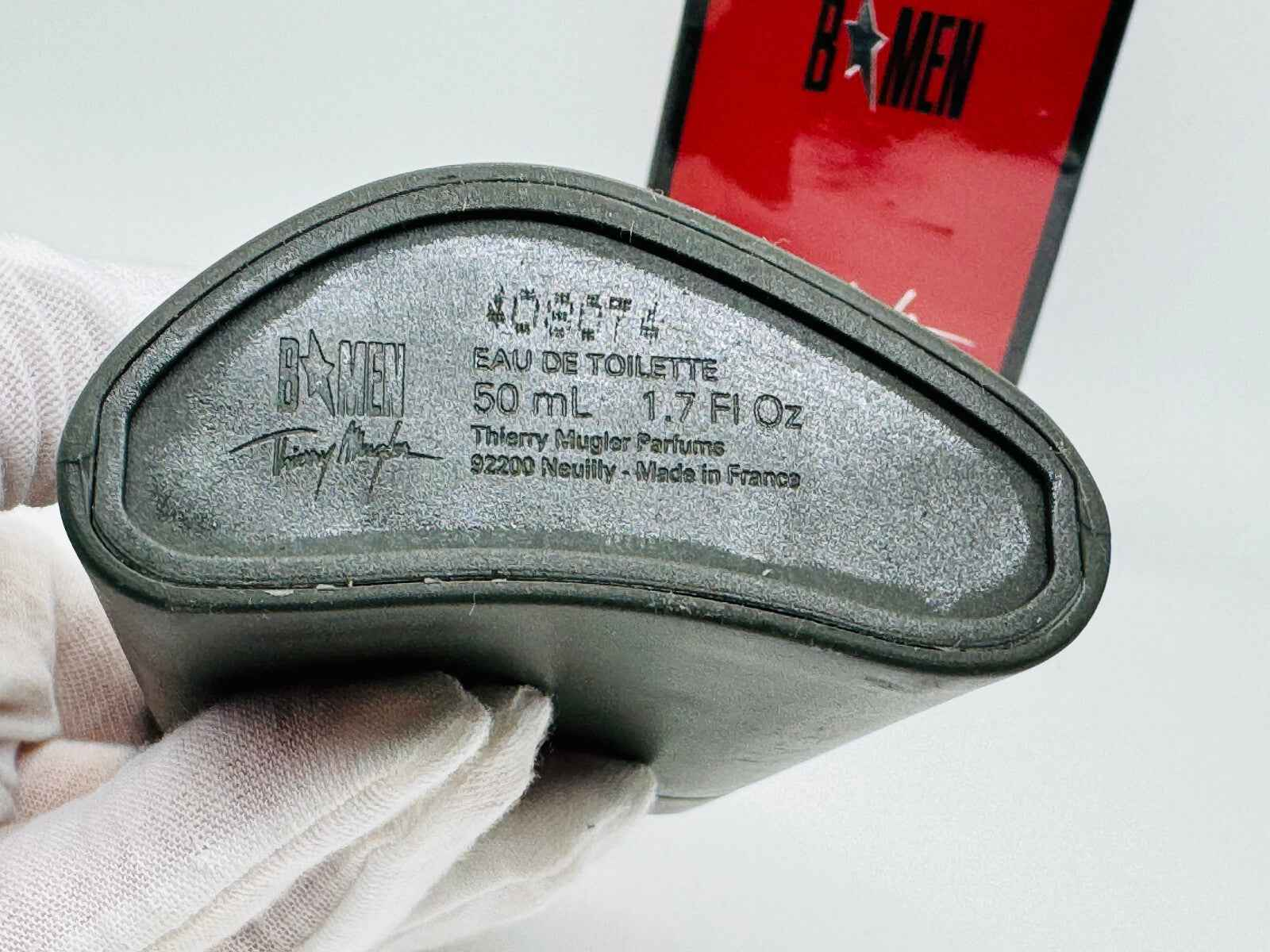 Flacone di Mugler B Men Vintage da 50 ml con design innovativo per profumi unici