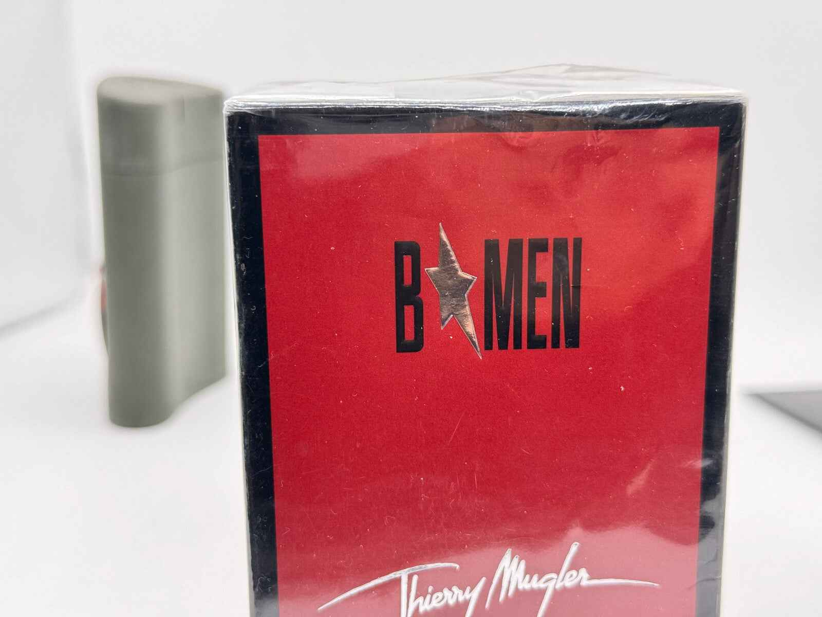 Profumo Mugler B Men Vintage con confezione rossa e logo distintivo di Thierry Mugler