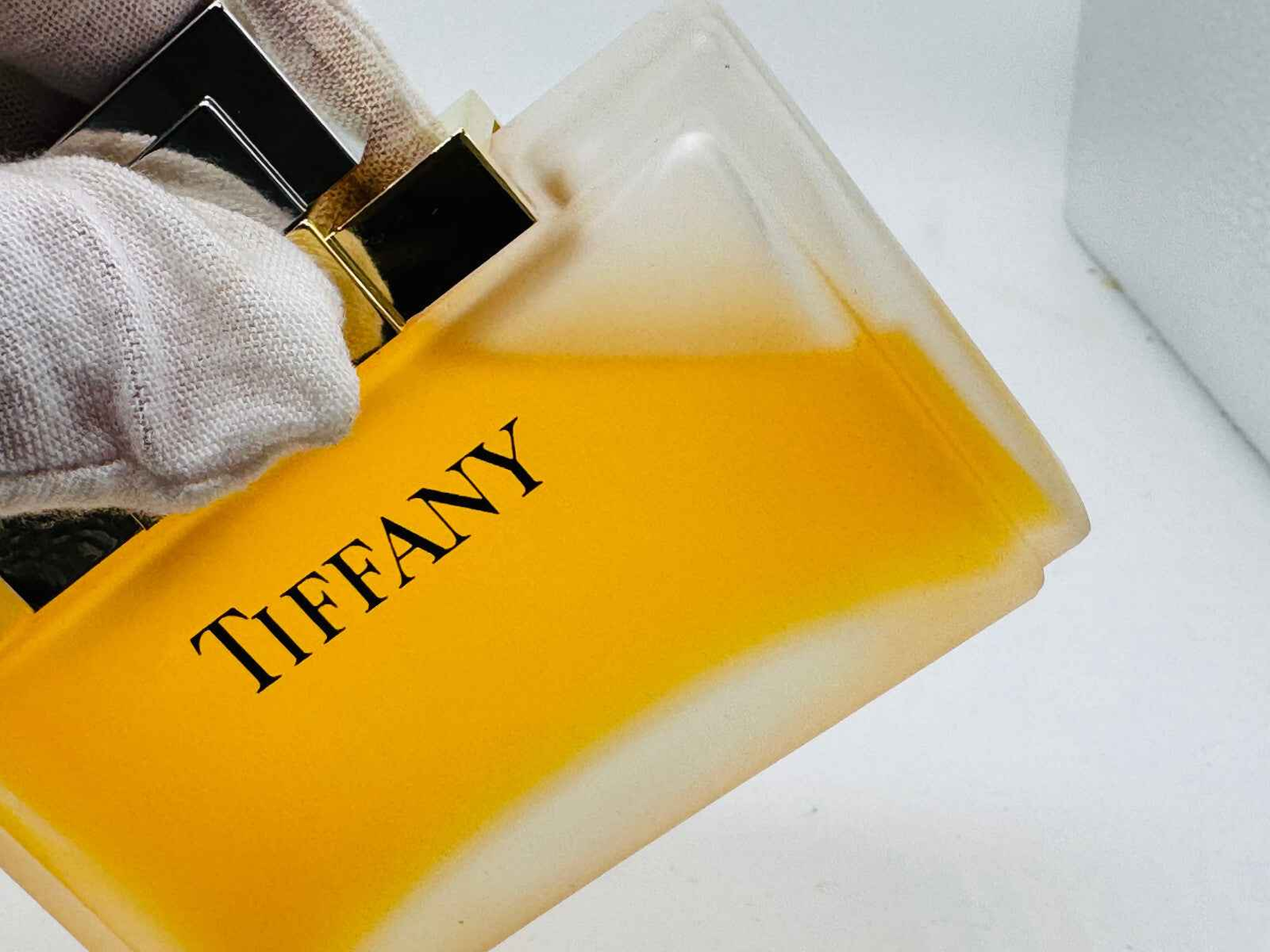 Flacone di profumo Tiffany & Co Vintage con etichetta gialla e design elegante