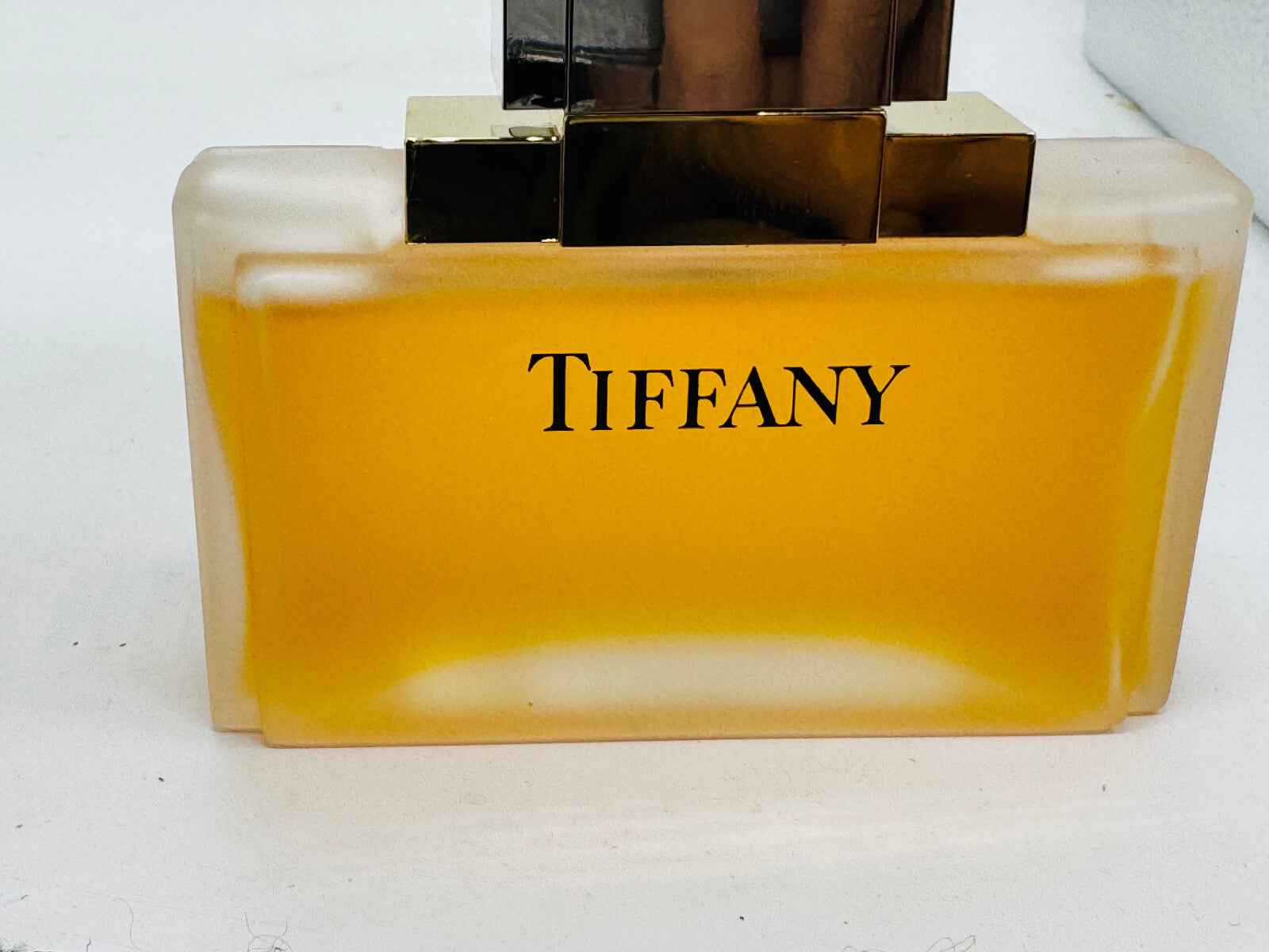Profumo Tiffany & Co Vintage in bottiglia trasparente con etichetta nera e liquido dorato