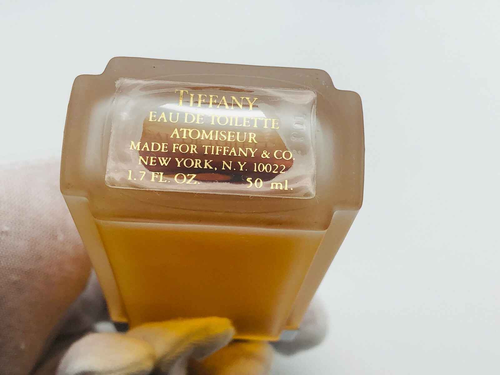 Flacone di profumo Tiffany Donna Vintage con etichetta dettagliata e design elegante