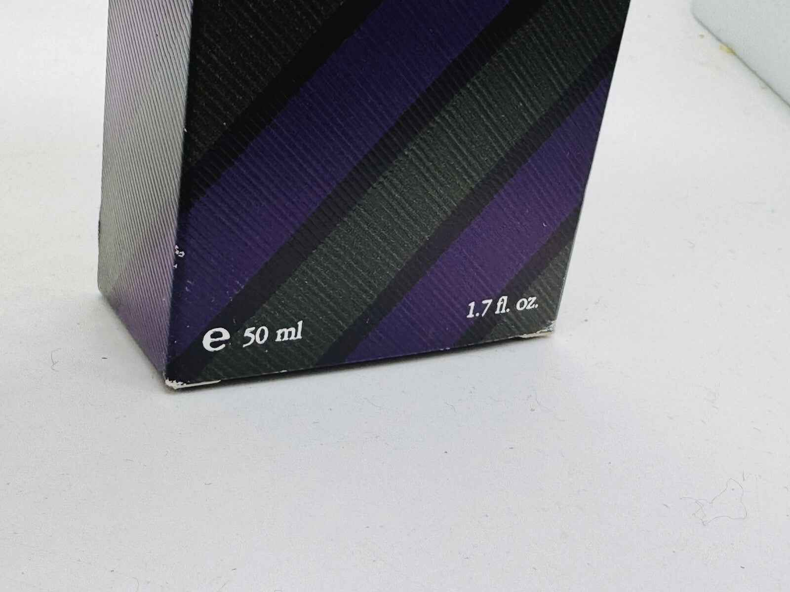 Scatola di profumo Tino Cosma Uomo Vintage da 50 ml con design elegante e dettagli in nero e viola