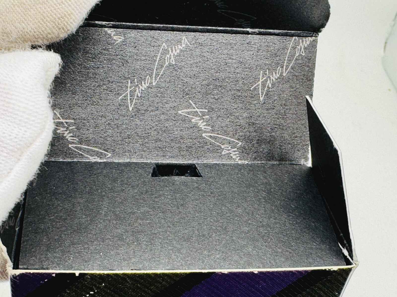 Interno della scatola Tino Cosma con logo su fondo per Tino Cosma Uomo Vintage