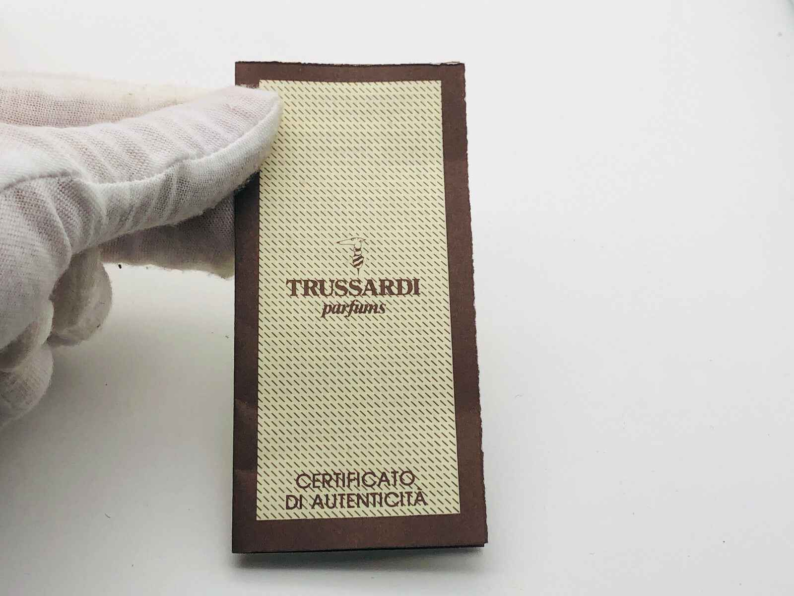 Certificato di autenticità per il profumo Trussardi Donna Vintage in elegante design e materiali premium