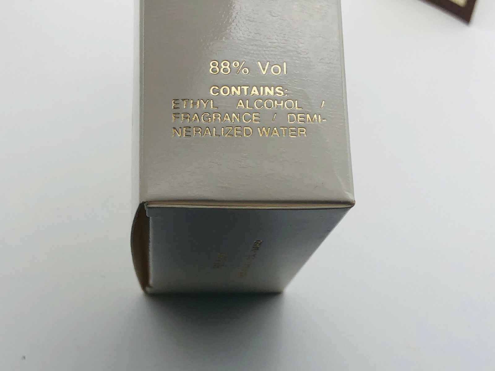 Confezione del profumo Trussardi Donna Vintage con dettagli sugli ingredienti e volume al 88%