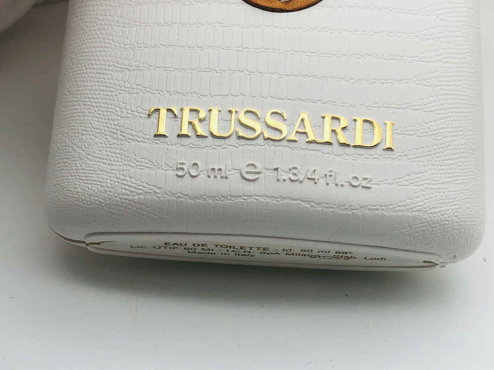 Bottiglia di Profumo Trussardi Donna Vintage da 50 ml in packaging bianco elegante