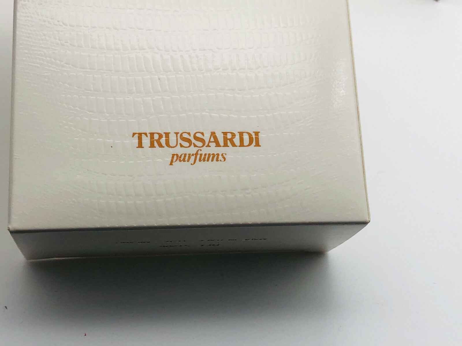 Scatola elegante per il Profumo Trussardi Donna Vintage con finitura in pelle bianca