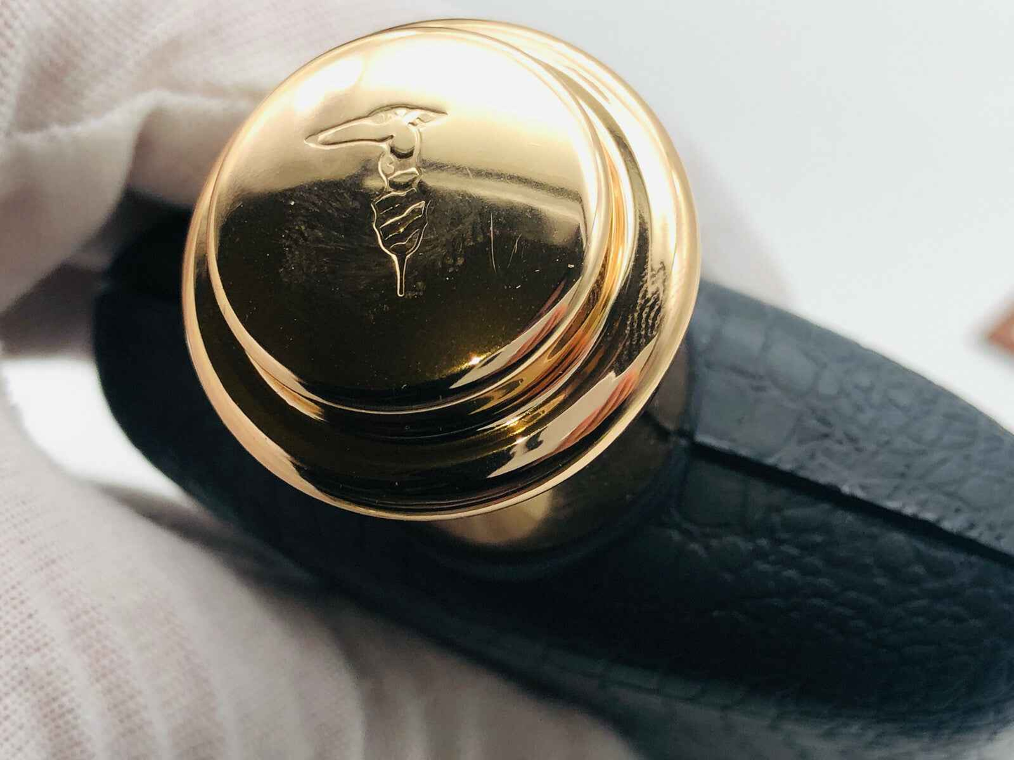 Dettaglio del tappo del profumo Trussardi Uomo Vintage con finitura dorata e design elegante