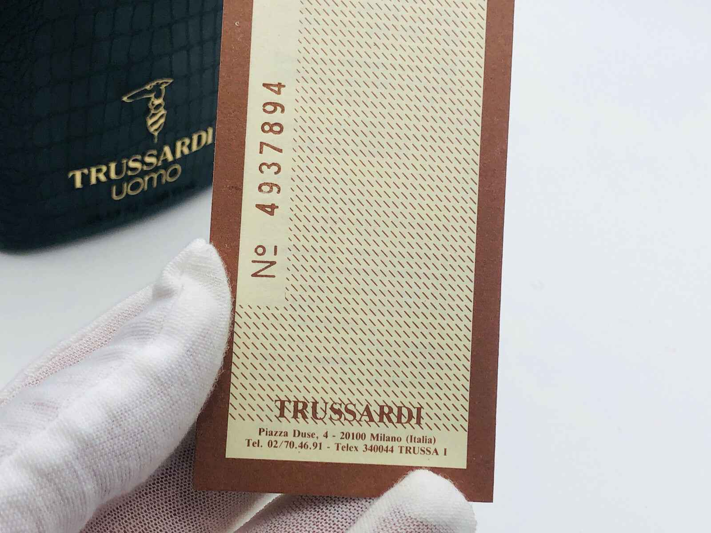Etichetta del profumo Trussardi Uomo Vintage con dettagli in rilievo e numero identificativo