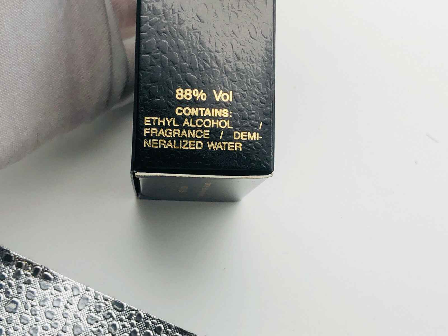Scatola del Profumo Trussardi Uomo Vintage con dettagli sugli ingredienti e percentuale di alcol