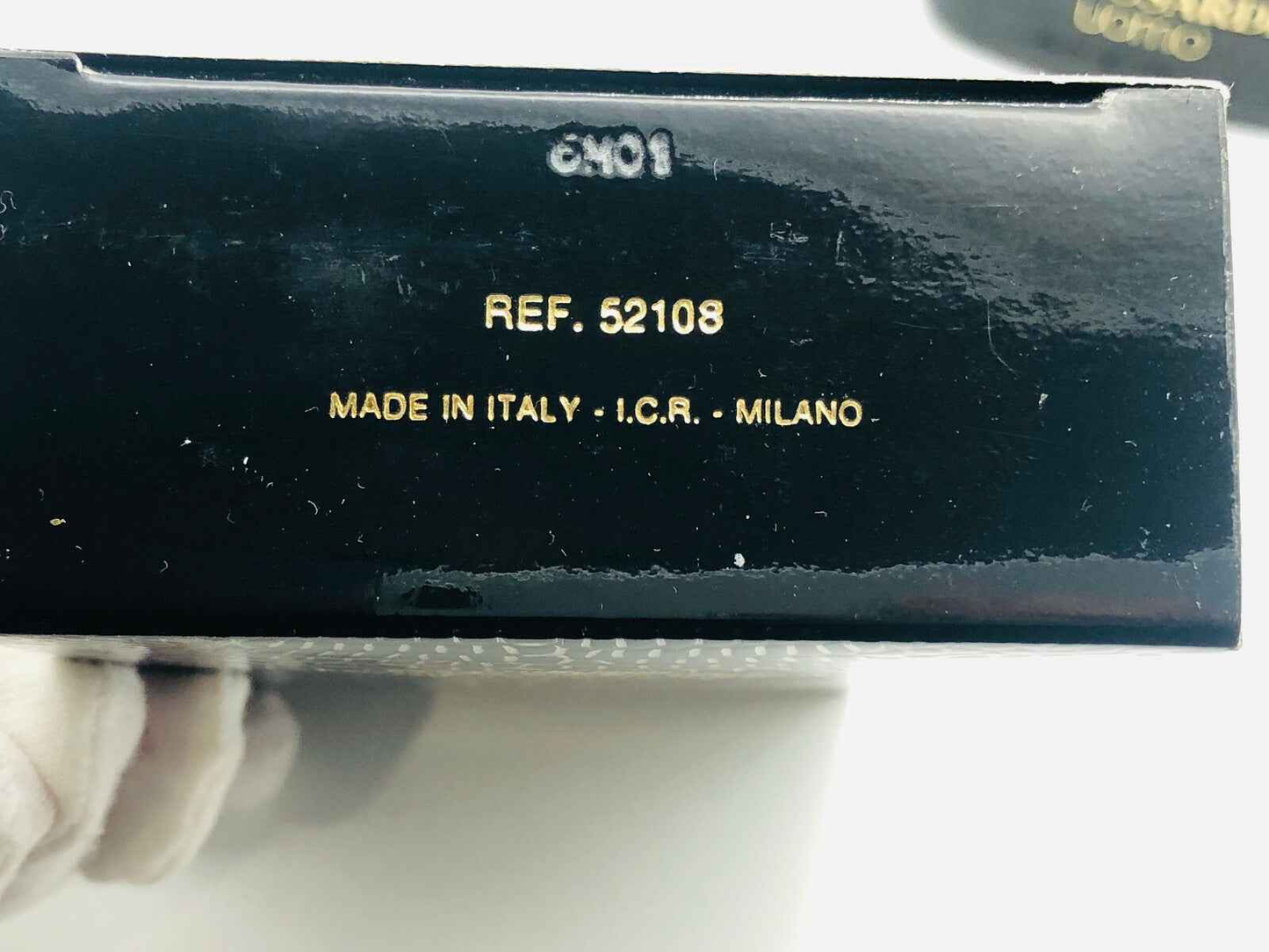 Scatola di profumo Trussardi Uomo Vintage con dettagli in oro su fondo nero, realizzata in Italia