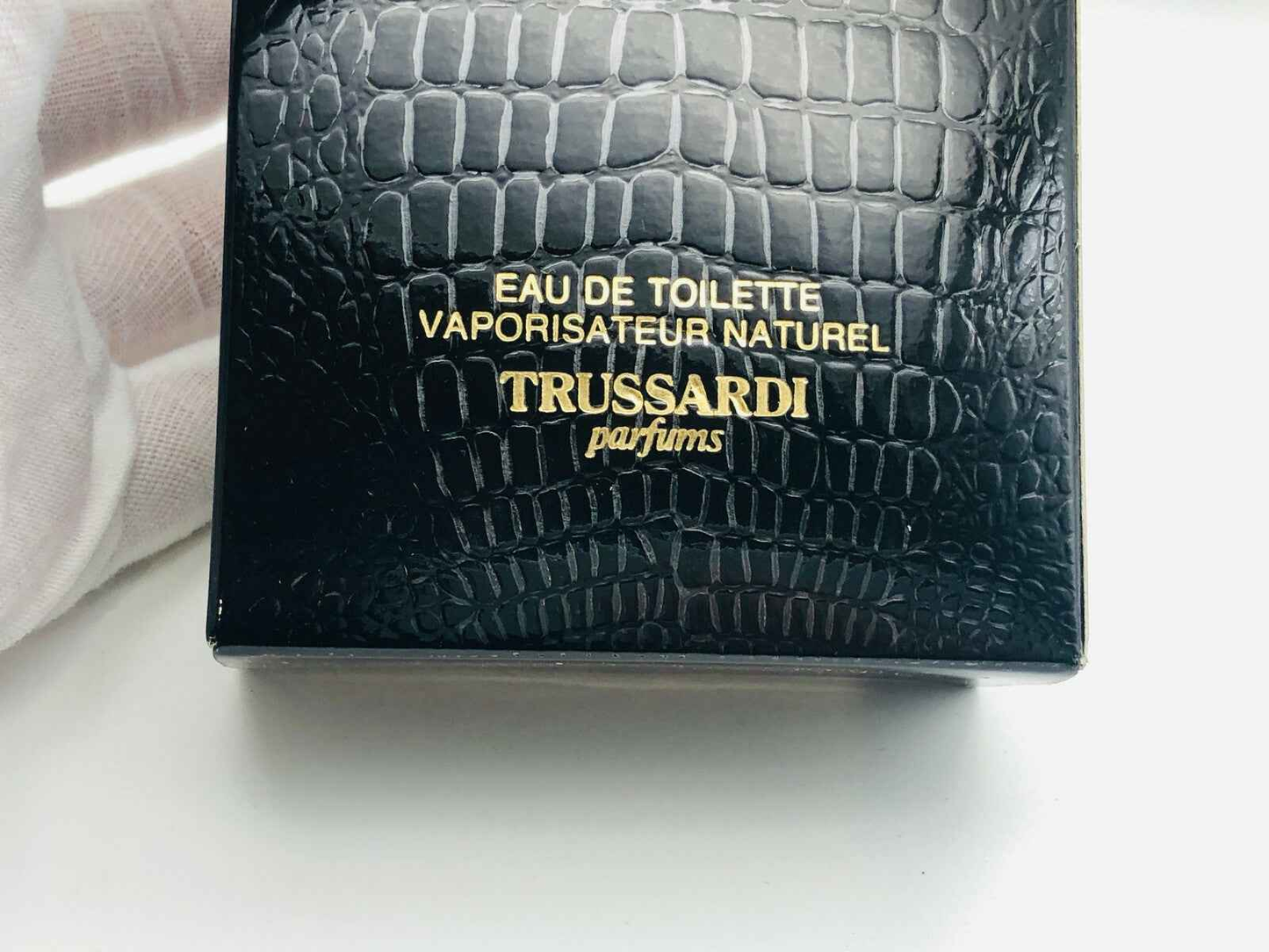 Scatola di profumo Trussardi Uomo Vintage in pelle nera con dettagli dorati e etichetta distintiva