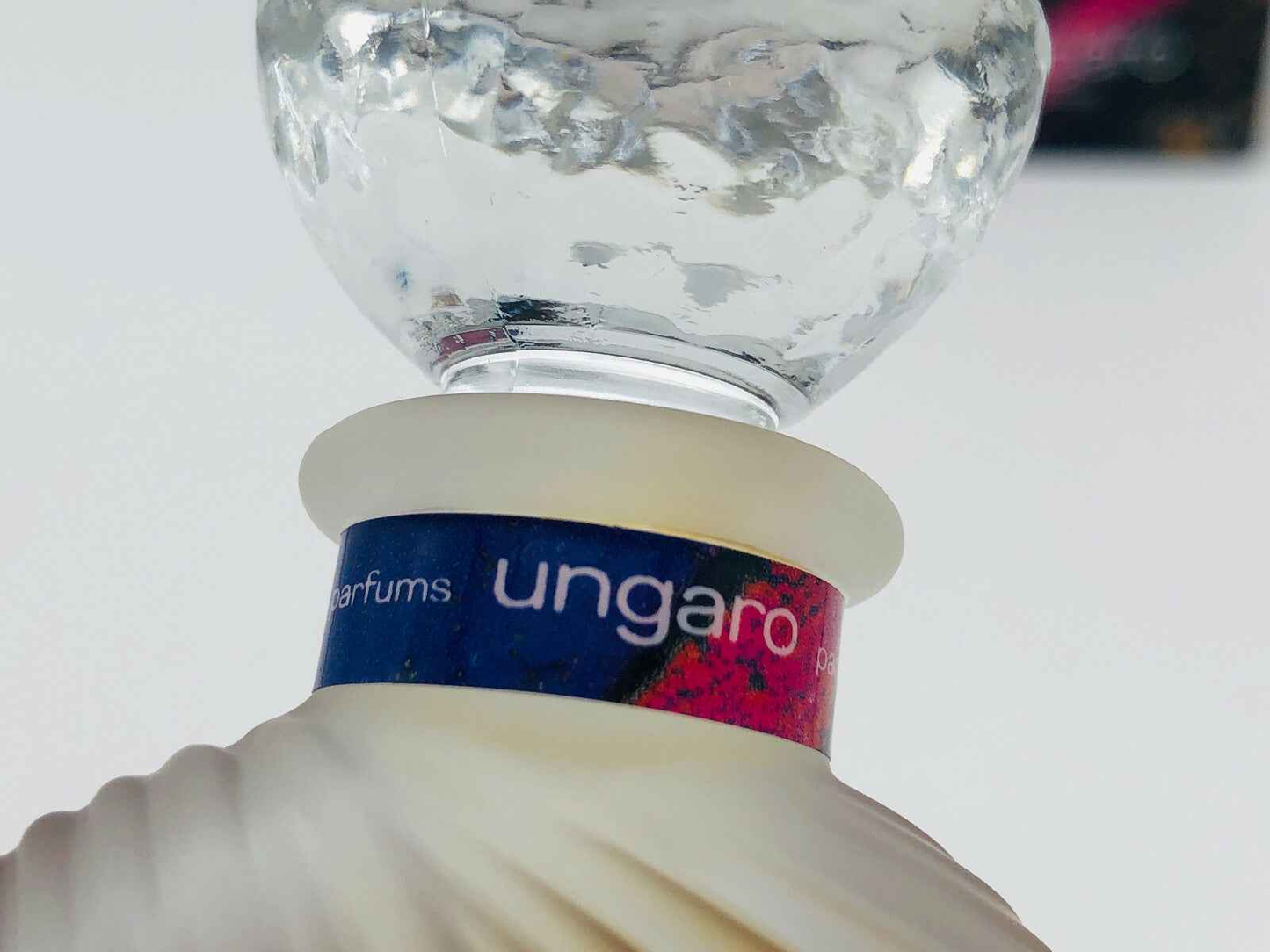Dettaglio del flacone di profumo Ungaro Senso Vintage con tappo decorativo in vetro