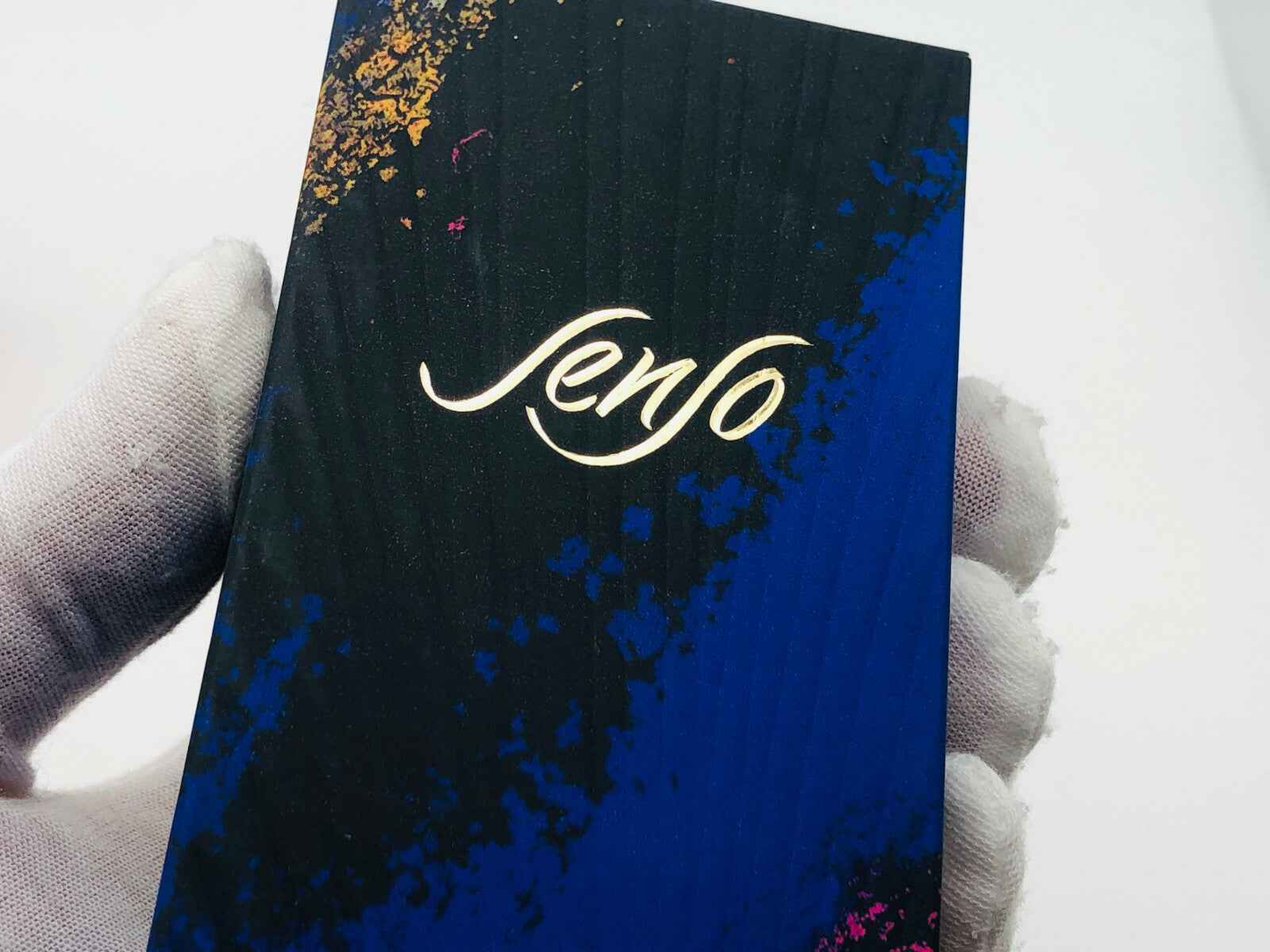 Confezione del profumo Ungaro Senso Vintage con design elegante in blu e oro