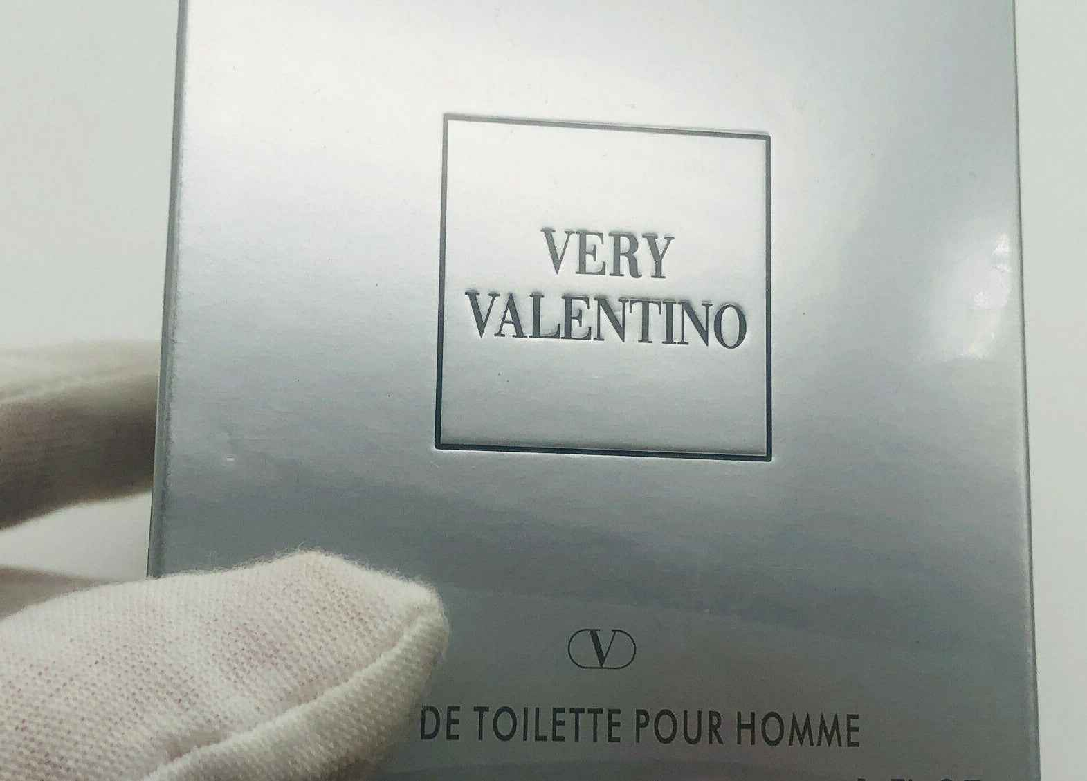 Scatola del Profumo Very Valentino con logo elegante e design raffinato per uomo