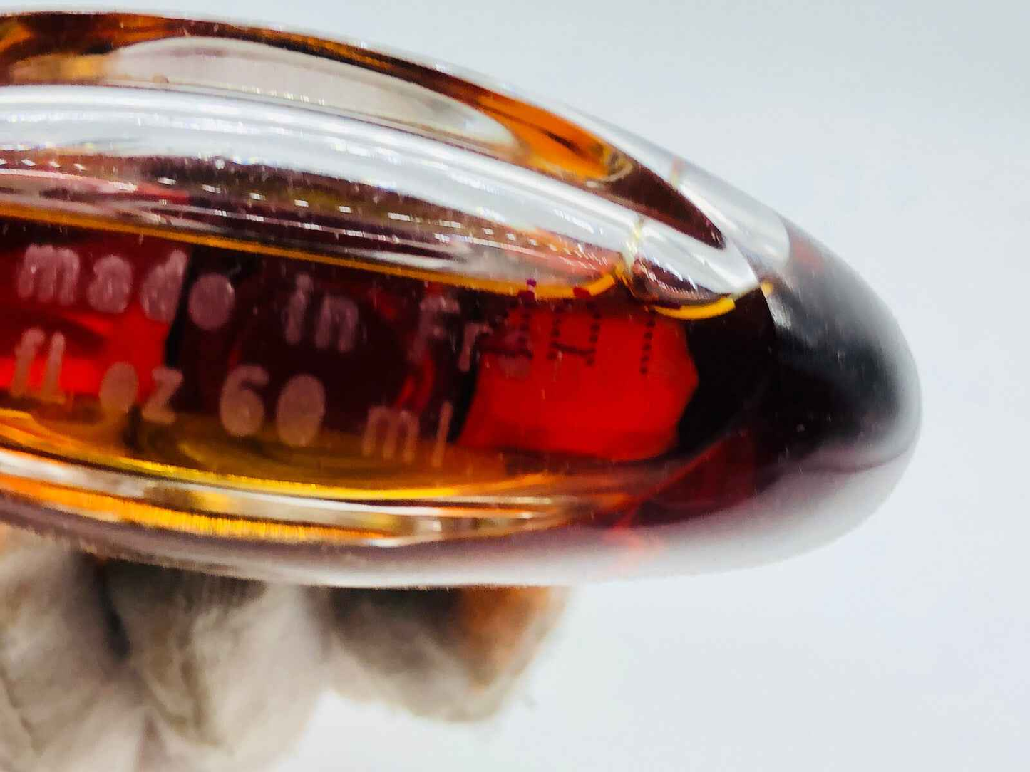 Bottiglia di profumo First Van Cleef & Arpels in vetro marrone con dettagli eleganti