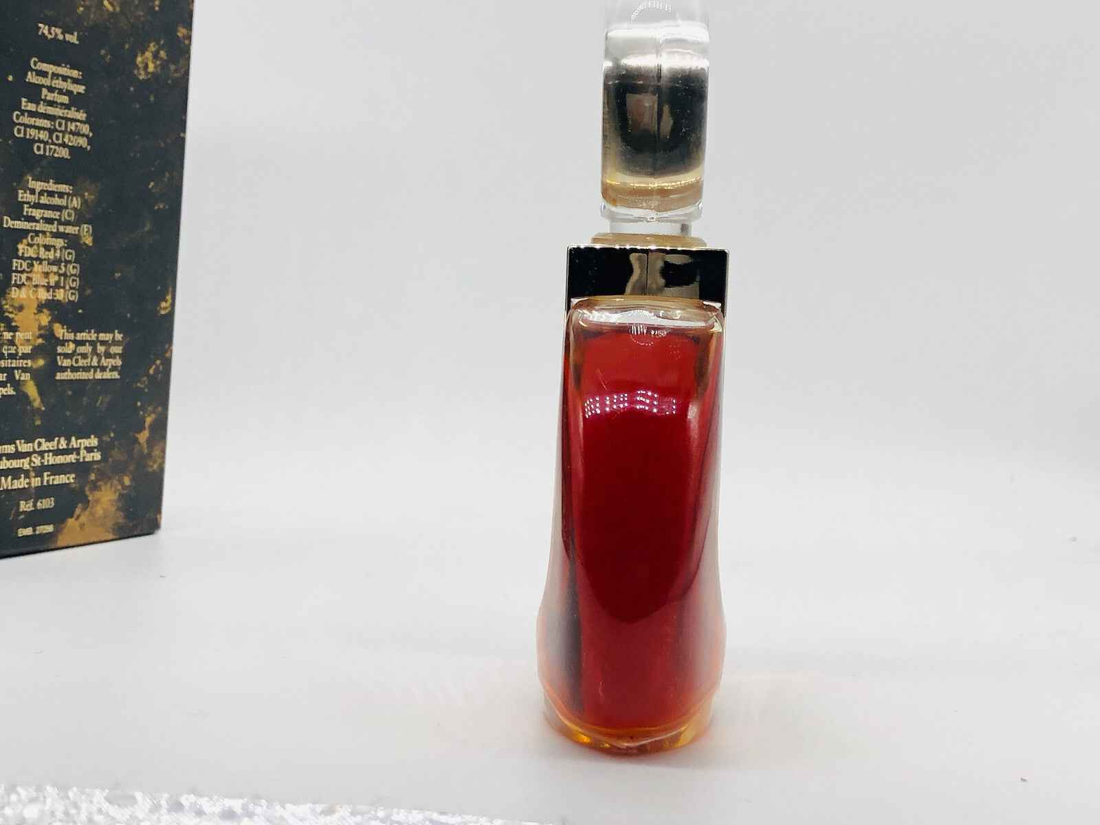 Eau de Parfum First Van Cleef & Arpels in elegante flacone con tonalità rosse, ideale per ogni occasione