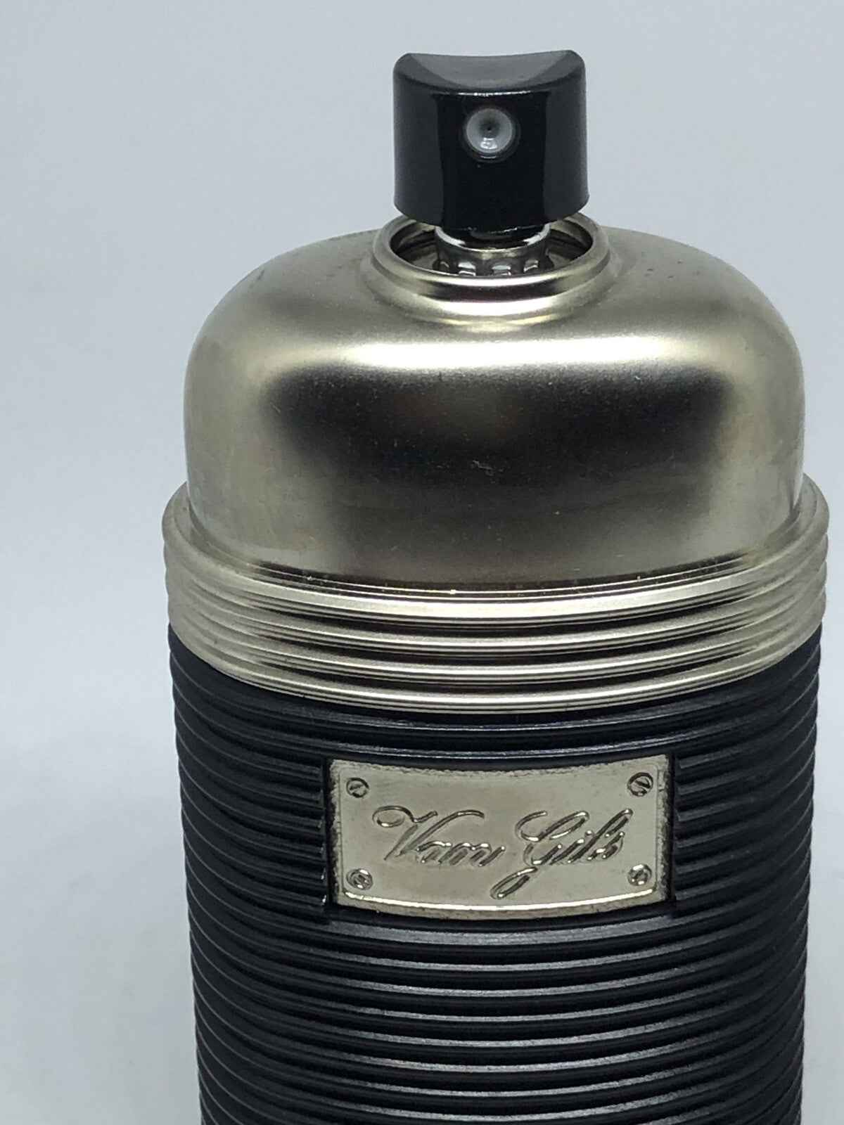 Profumo Van Gils Pour Homme in flacone elegante con dettaglio metallico e design unico