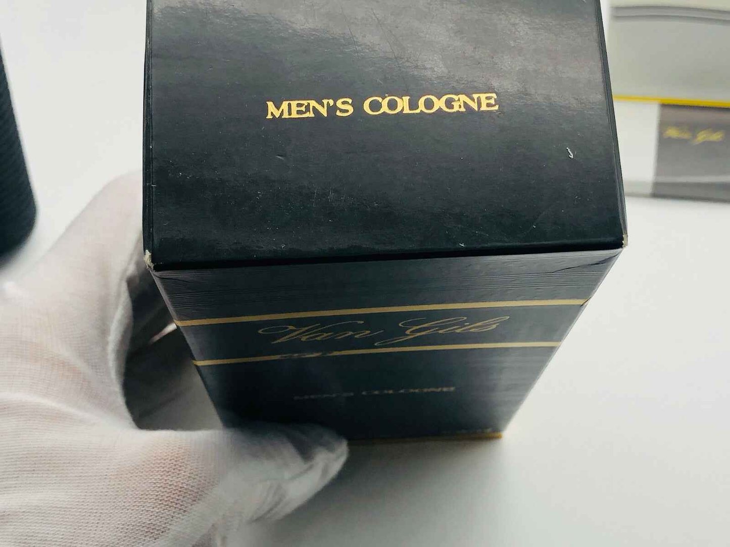 Scatola di Profumo Van Gils Vintage per uomo con etichetta in oro e design elegante